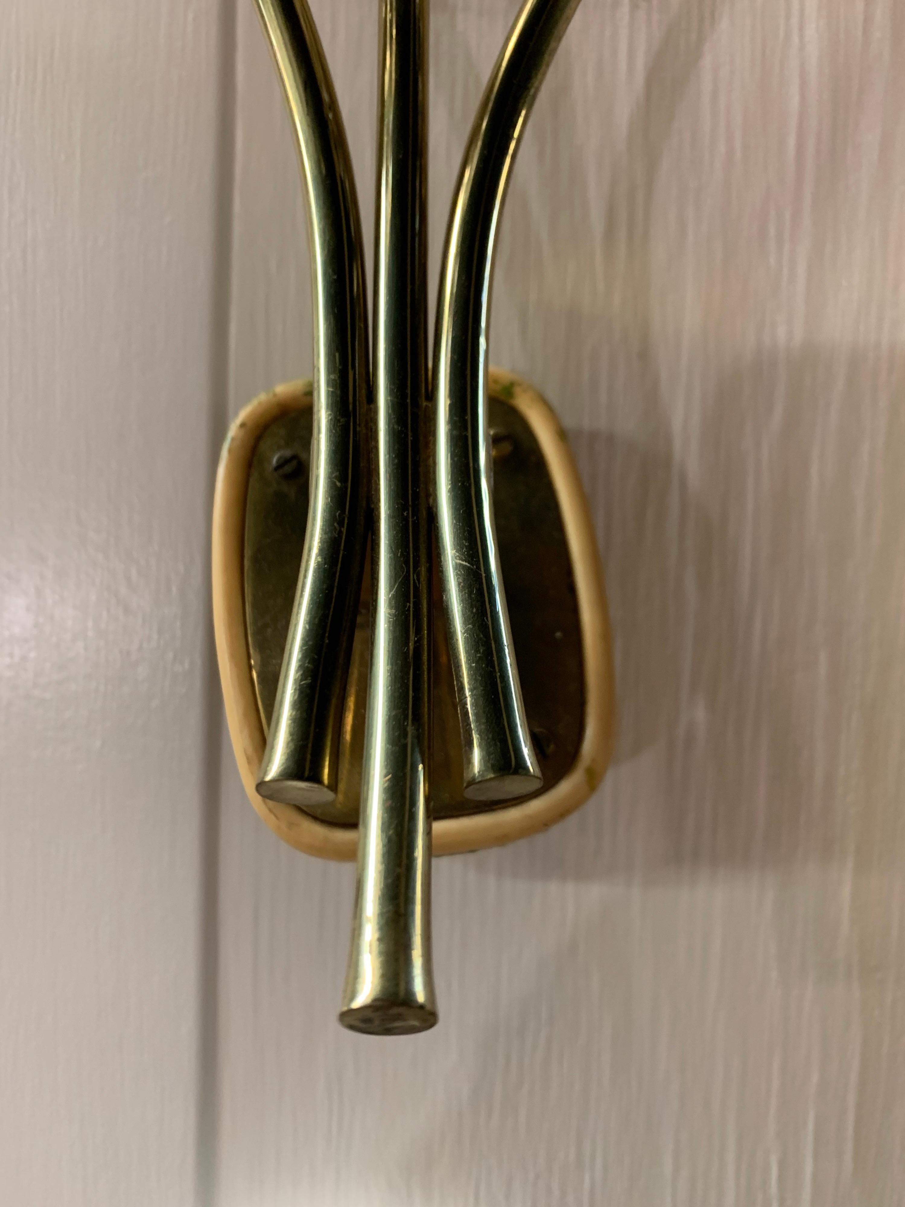 Mid-Century Modern Brass and Glass Floral Wall Sconce Light In Good Condition In West Hartford, CT