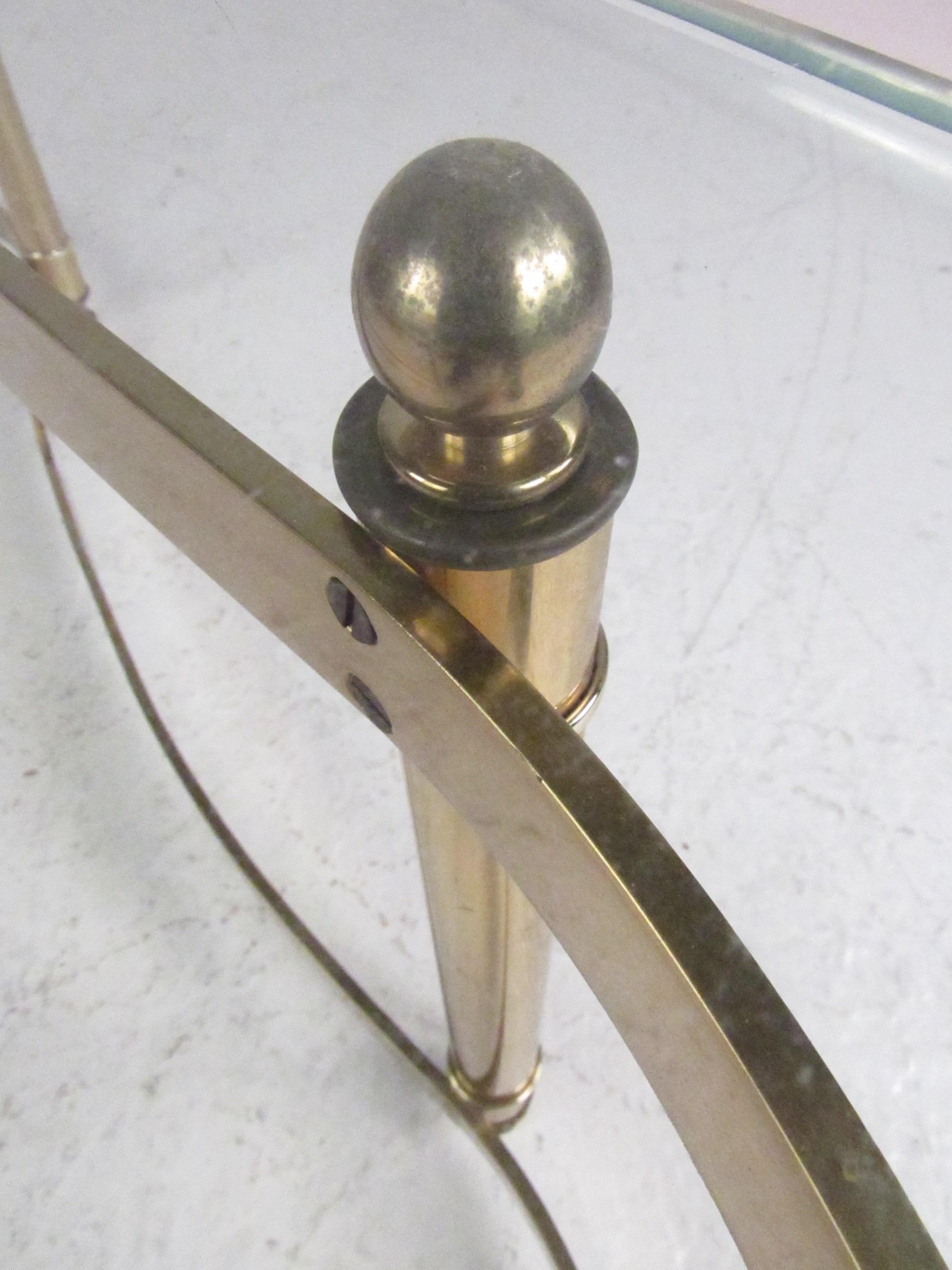 Moderner Couchtisch aus Messing und Glas in Knochenform aus der Mitte des Jahrhunderts 4