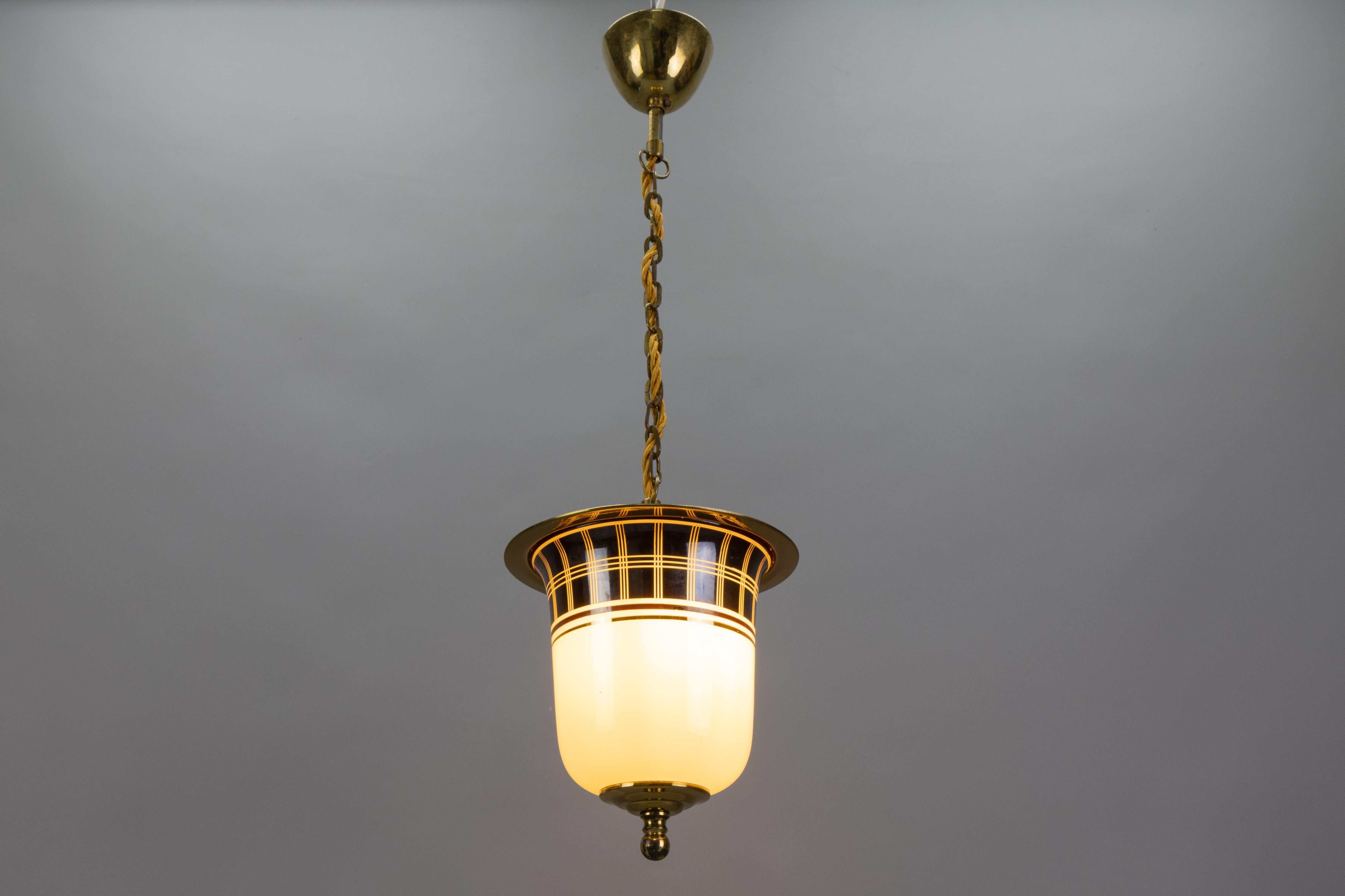 Lampada a sospensione a forma di lanterna in ottone e vetro della modernità di metà secolo, Germania, anni '50 in vendita 3