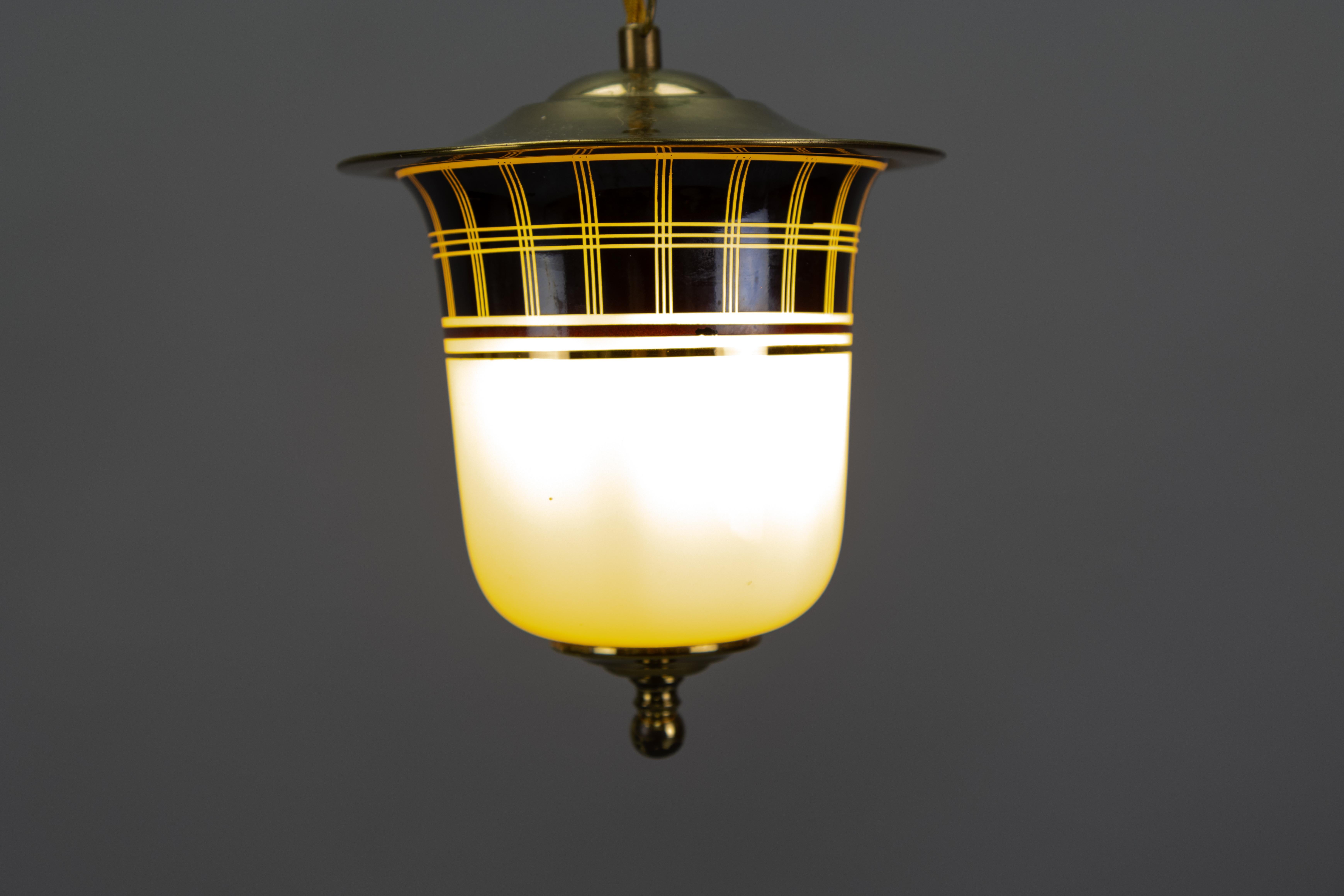 Lampada a sospensione a forma di lanterna in ottone e vetro della modernità di metà secolo, Germania, anni '50 in vendita 4