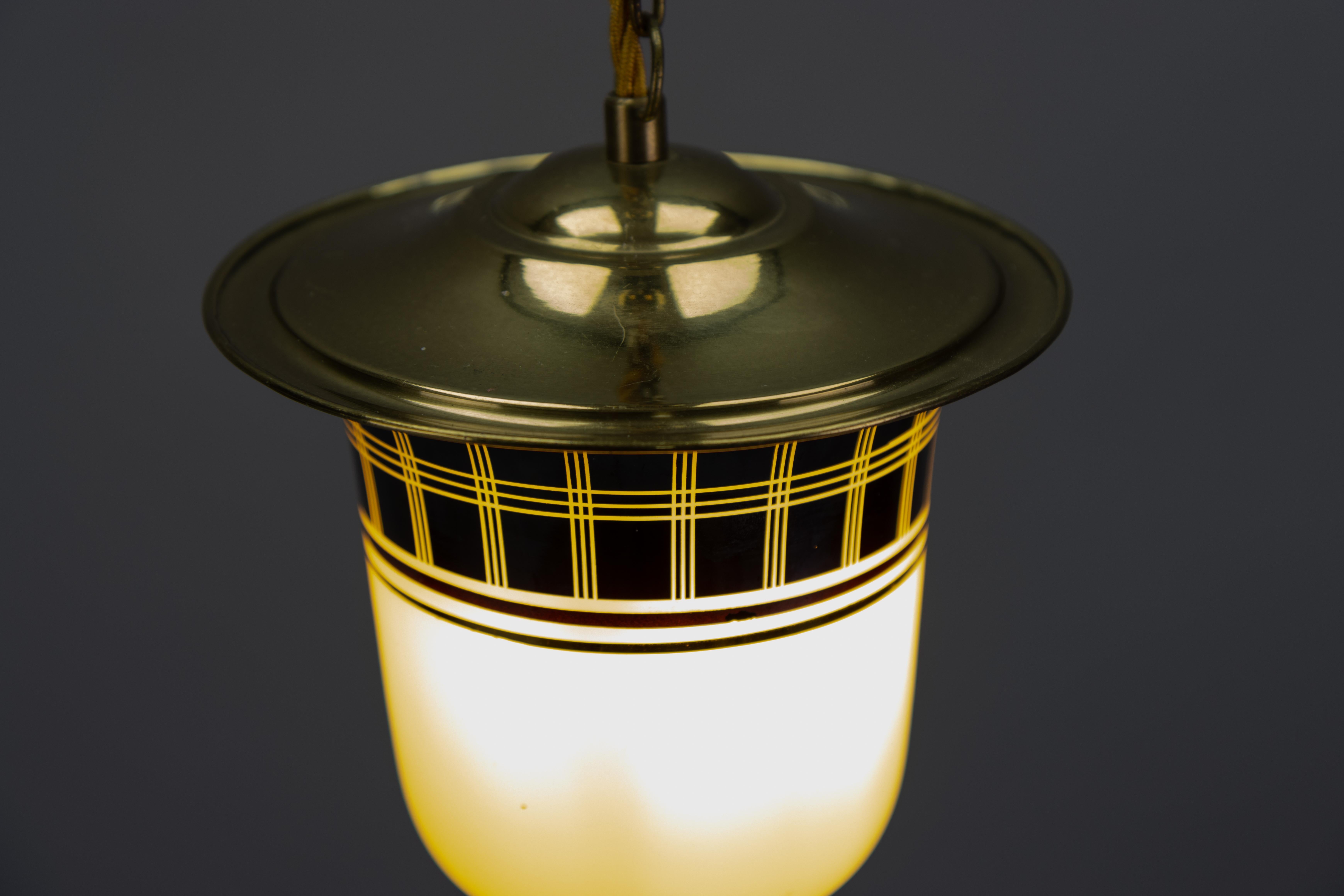 Lampada a sospensione a forma di lanterna in ottone e vetro della modernità di metà secolo, Germania, anni '50 in vendita 5