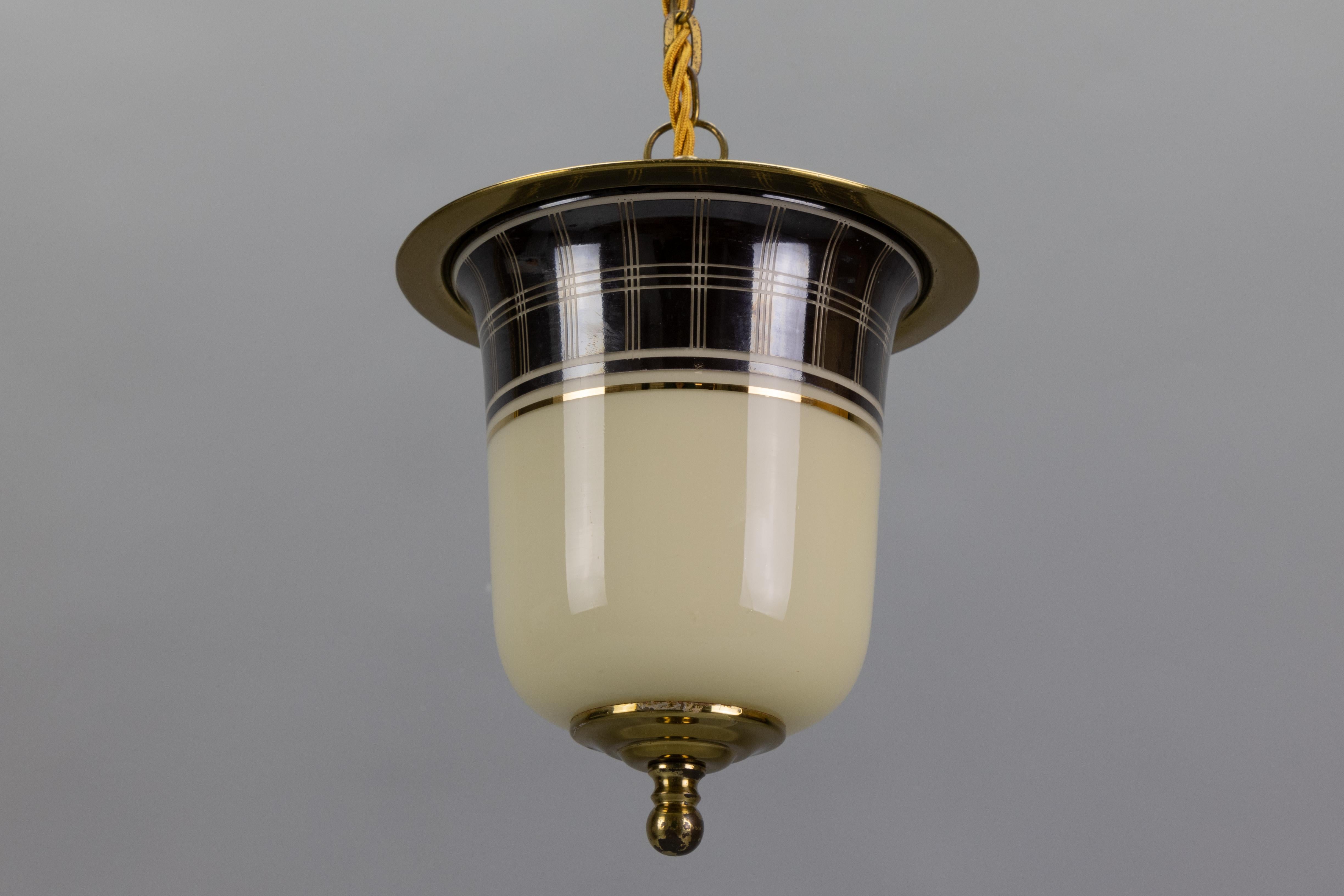 Lampada a sospensione a forma di lanterna in ottone e vetro della modernità di metà secolo, Germania, anni '50 in vendita 8