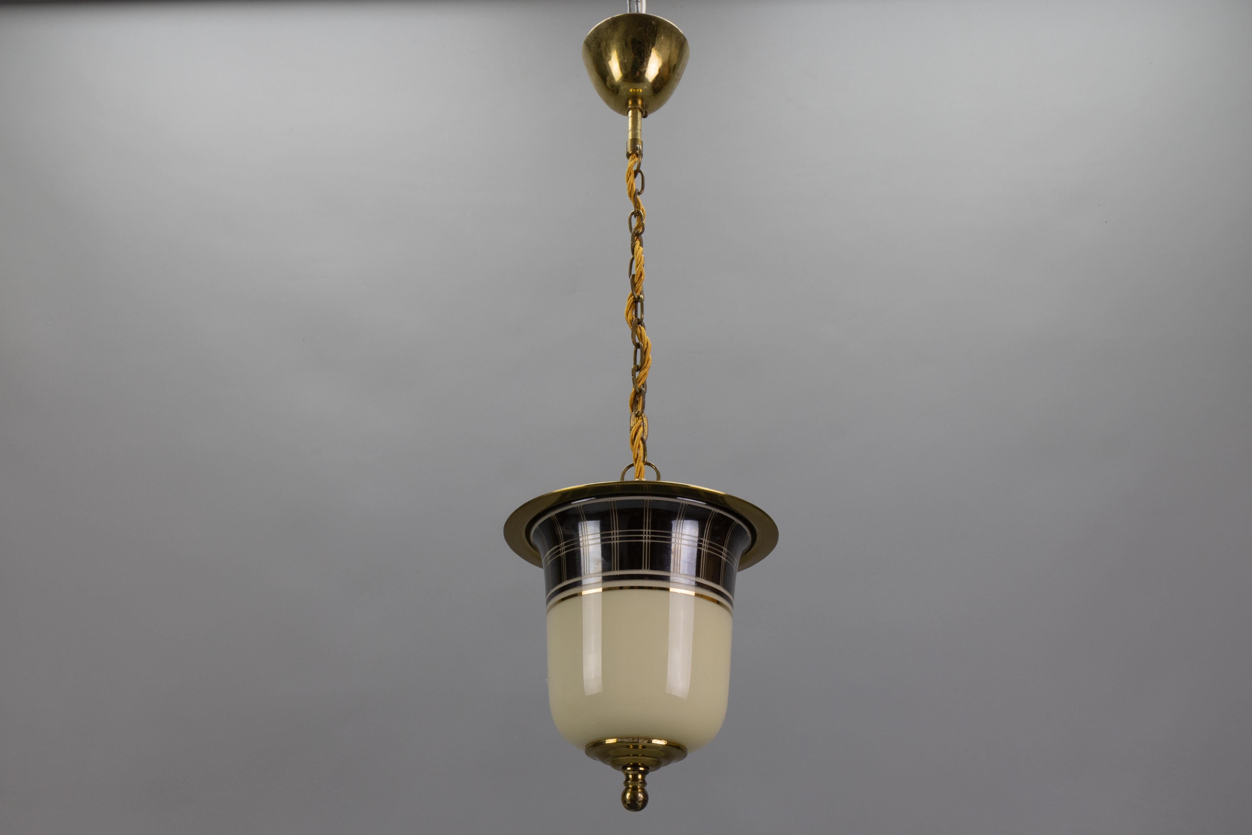 Lampada a sospensione a forma di lanterna in ottone e vetro della modernità di metà secolo, Germania, anni '50 in vendita 9