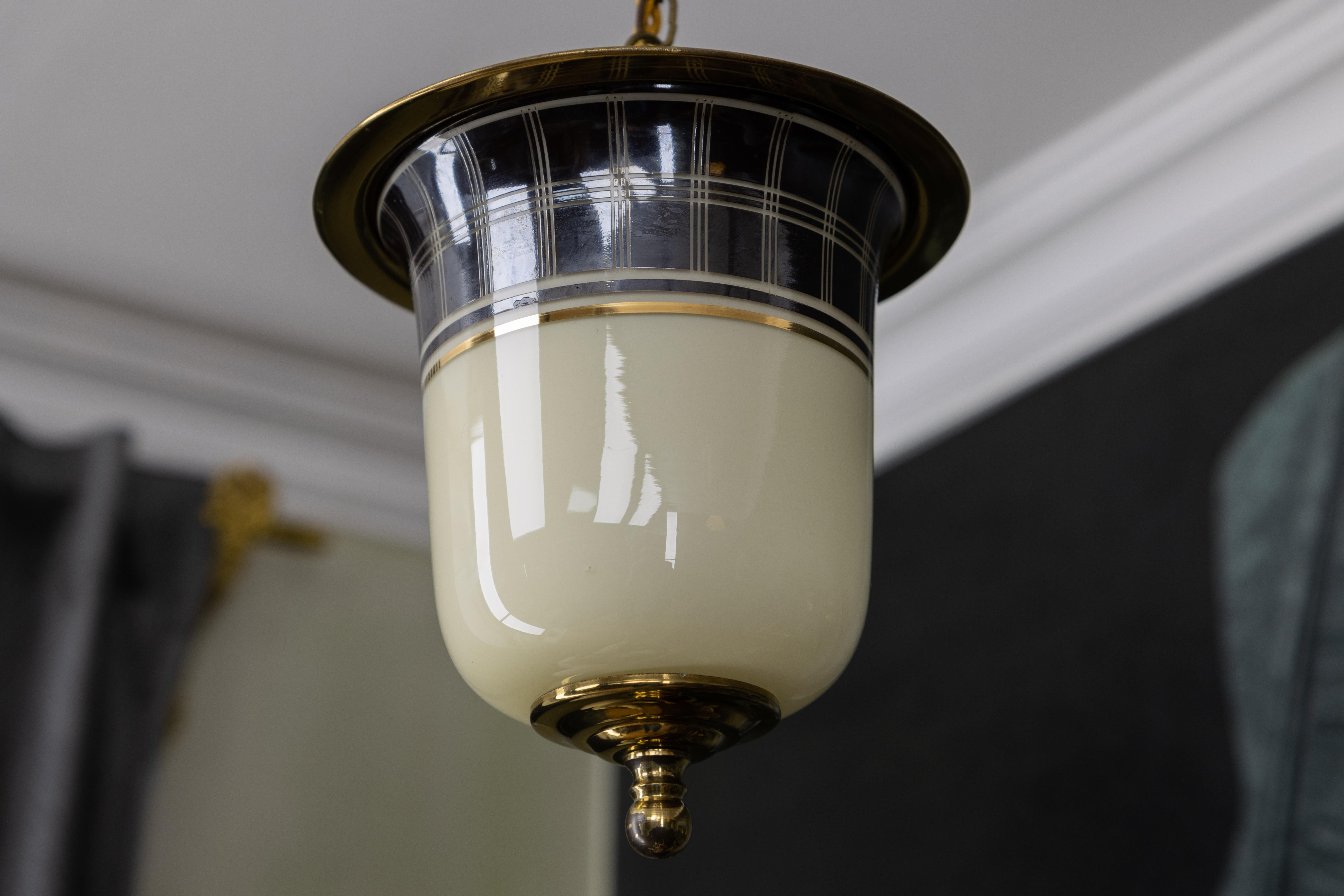 Mid-Century moderno Lampada a sospensione a forma di lanterna in ottone e vetro della modernità di metà secolo, Germania, anni '50 in vendita