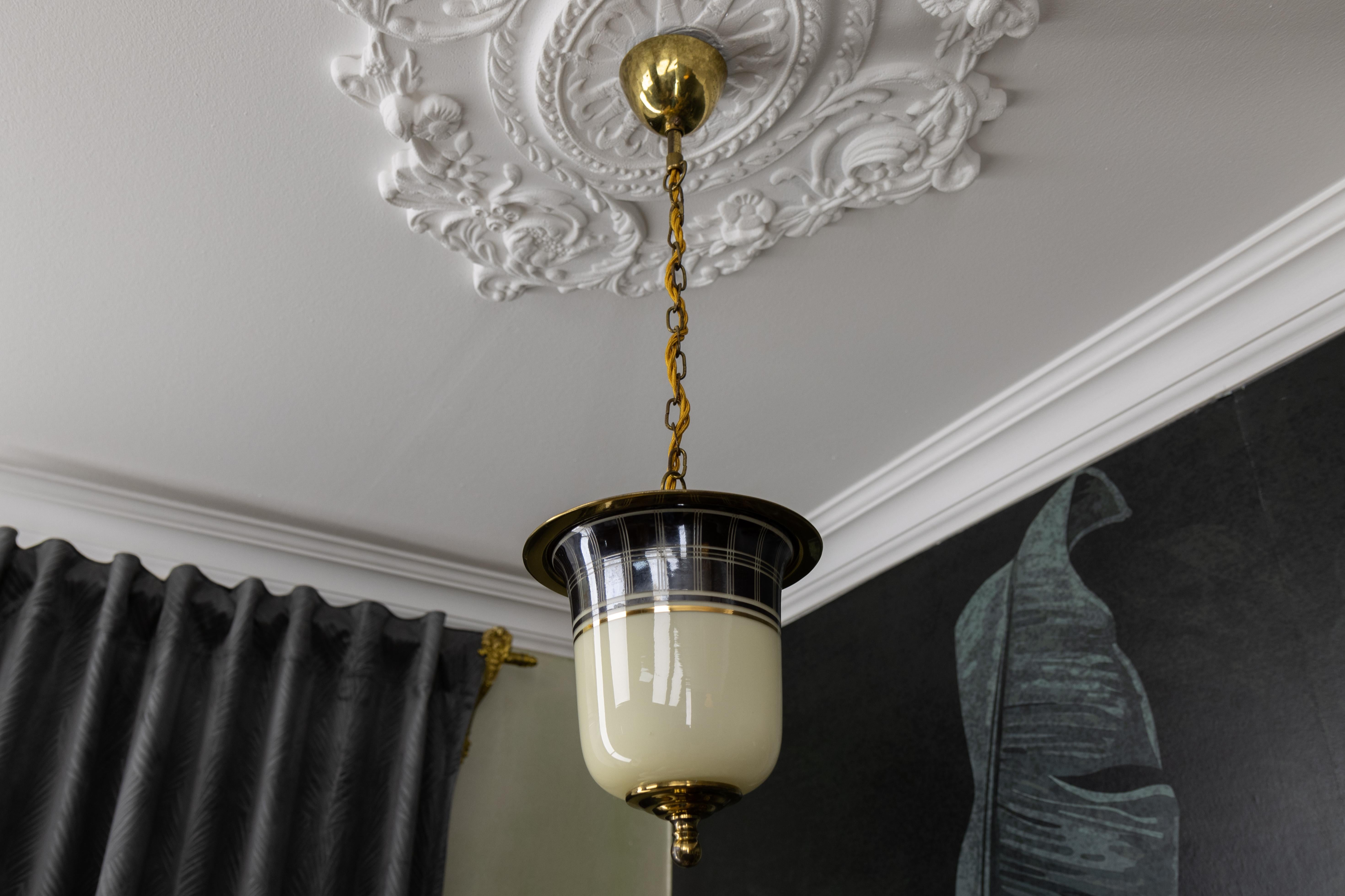 Tedesco Lampada a sospensione a forma di lanterna in ottone e vetro della modernità di metà secolo, Germania, anni '50 in vendita