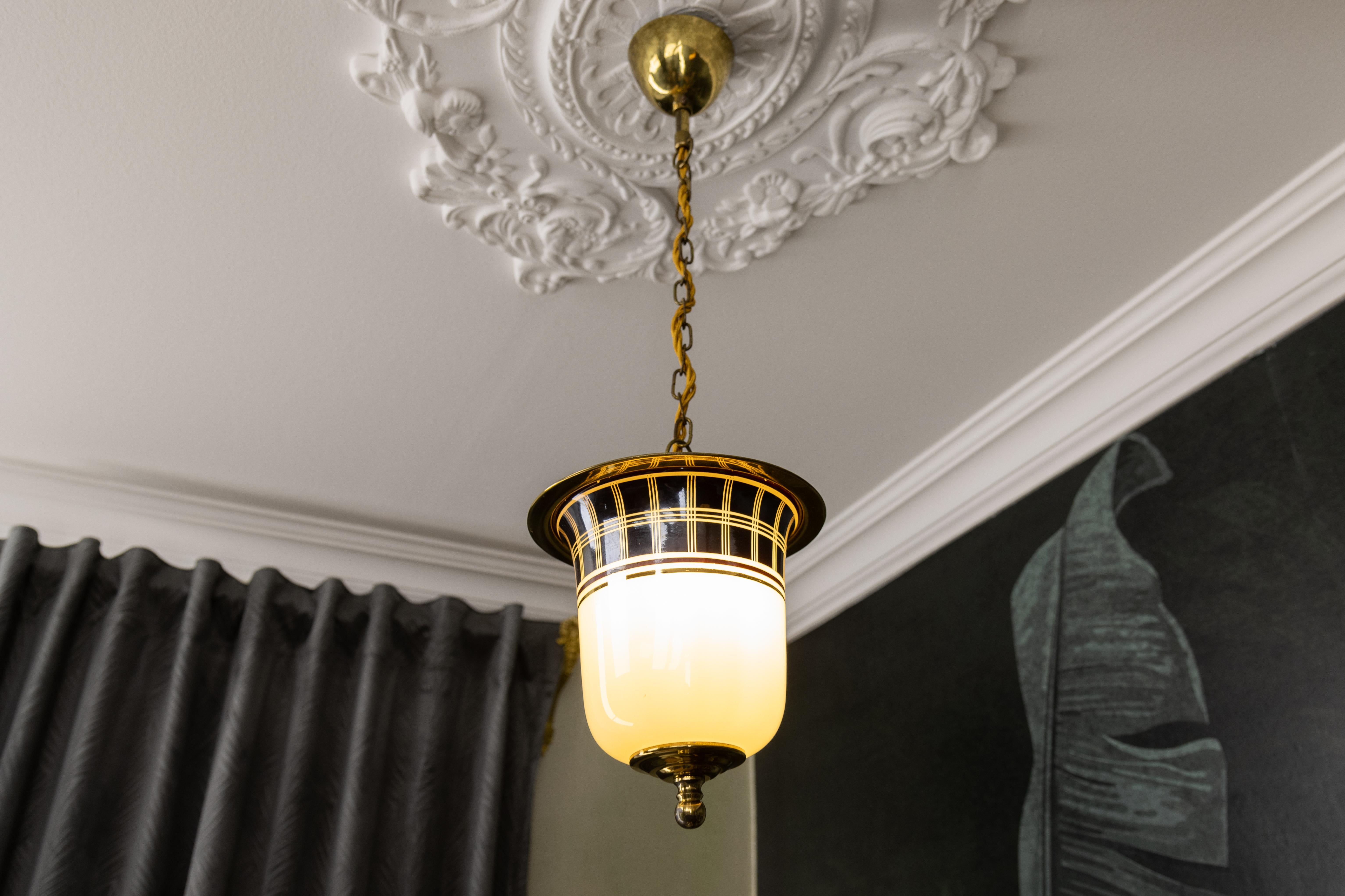 Lampada a sospensione a forma di lanterna in ottone e vetro della modernità di metà secolo, Germania, anni '50 In condizioni buone in vendita a Barntrup, DE