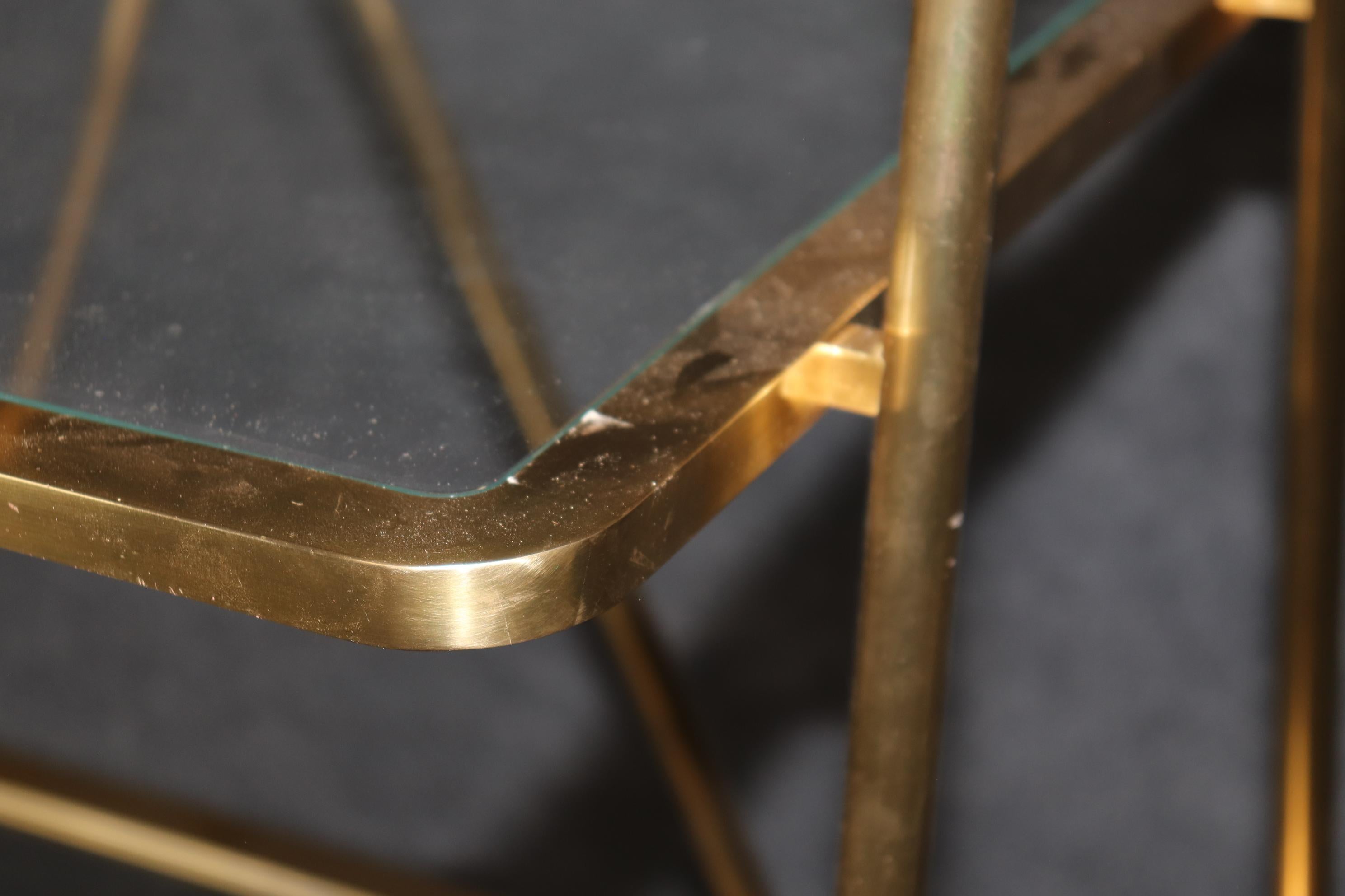 Mid Century Modern Messing und Glas Niedrige Etagere Zwei von Zwei im Angebot 4