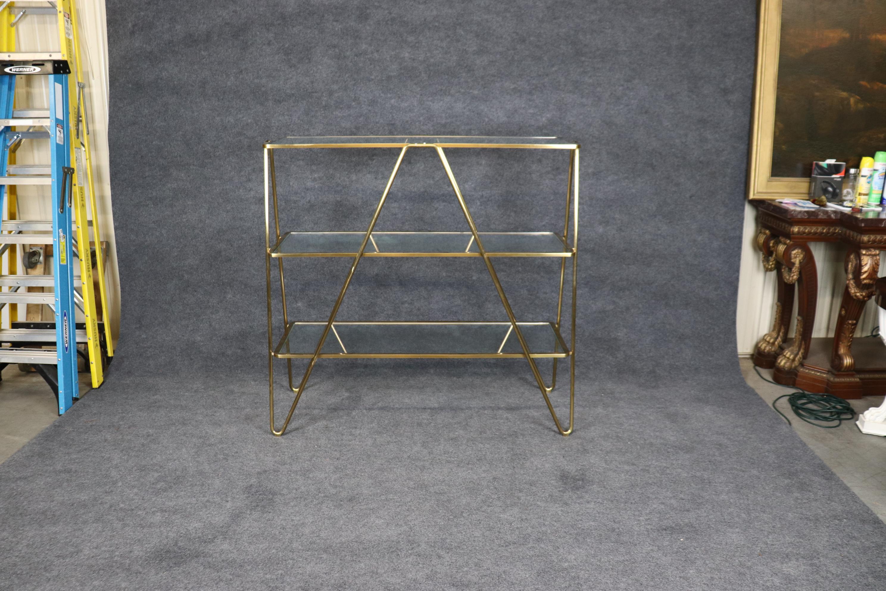 Dies ist eine wunderschöne Etagere im Stil des Mid Century Modern. Die Etagere ist in gutem Zustand und ist eine von zwei verfügbaren, fragen Sie also, wenn Sie zwei davon haben möchten. Sie sind in gutem Zustand und wurden speziell angefertigt. Sie