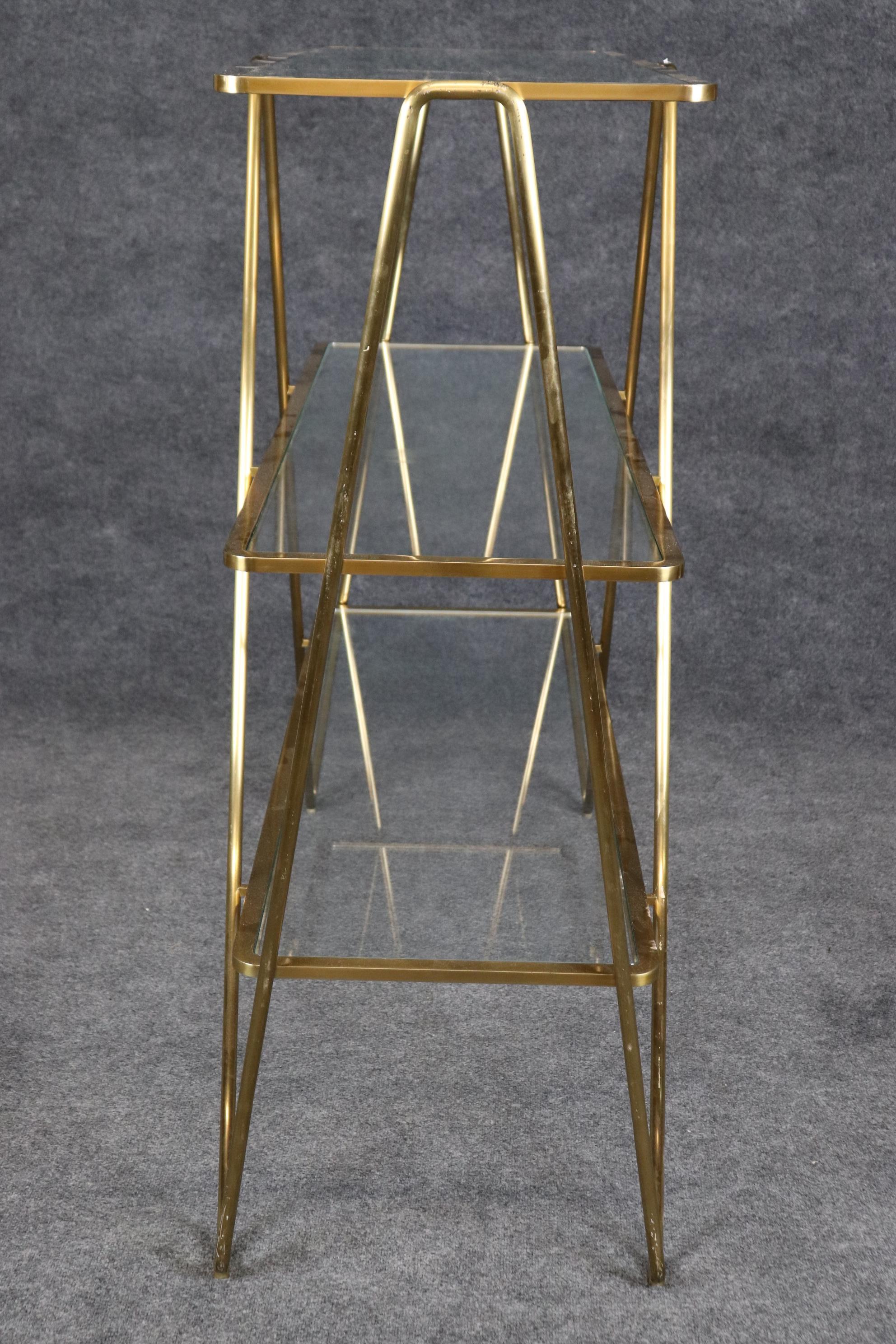 Mid Century Modern Messing und Glas Niedrige Etagere Zwei von Zwei im Zustand „Gut“ im Angebot in Swedesboro, NJ