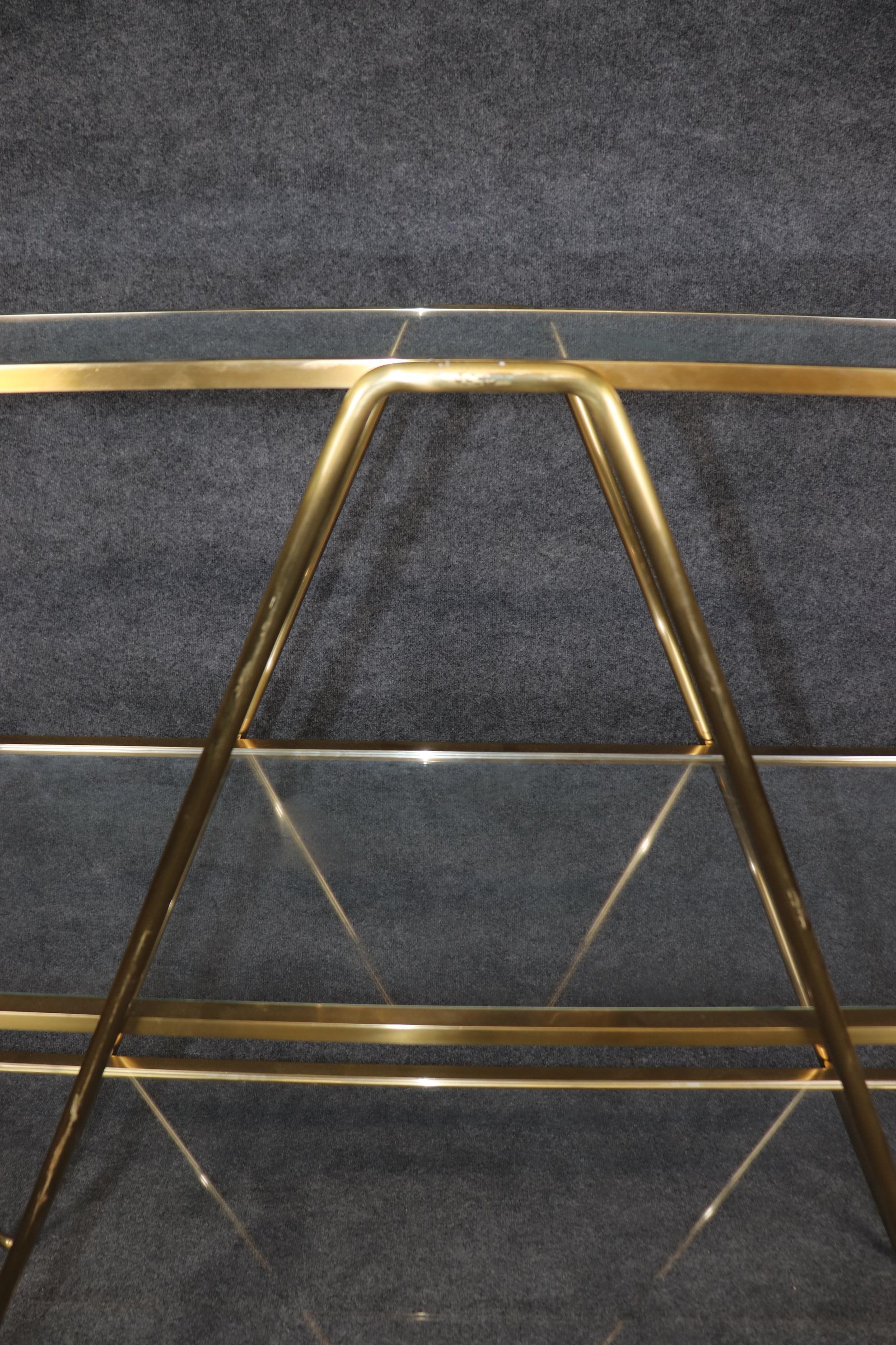 Mid Century Modern Messing und Glas Niedrige Etagere Zwei von Zwei im Angebot 3