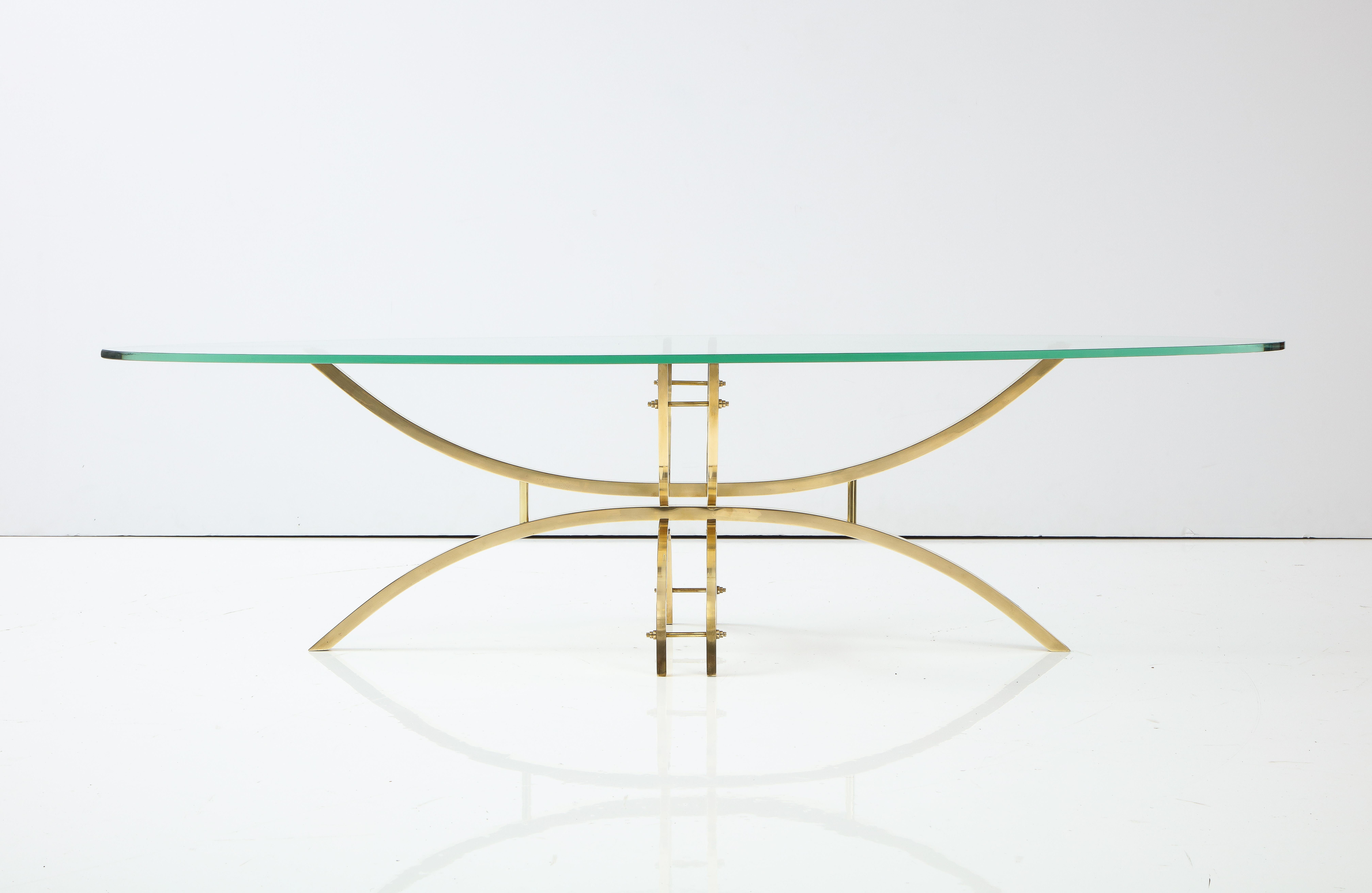 Mid-Century Modern Brass And Glass Oval Coffee Table In Good Condition In New York, NY