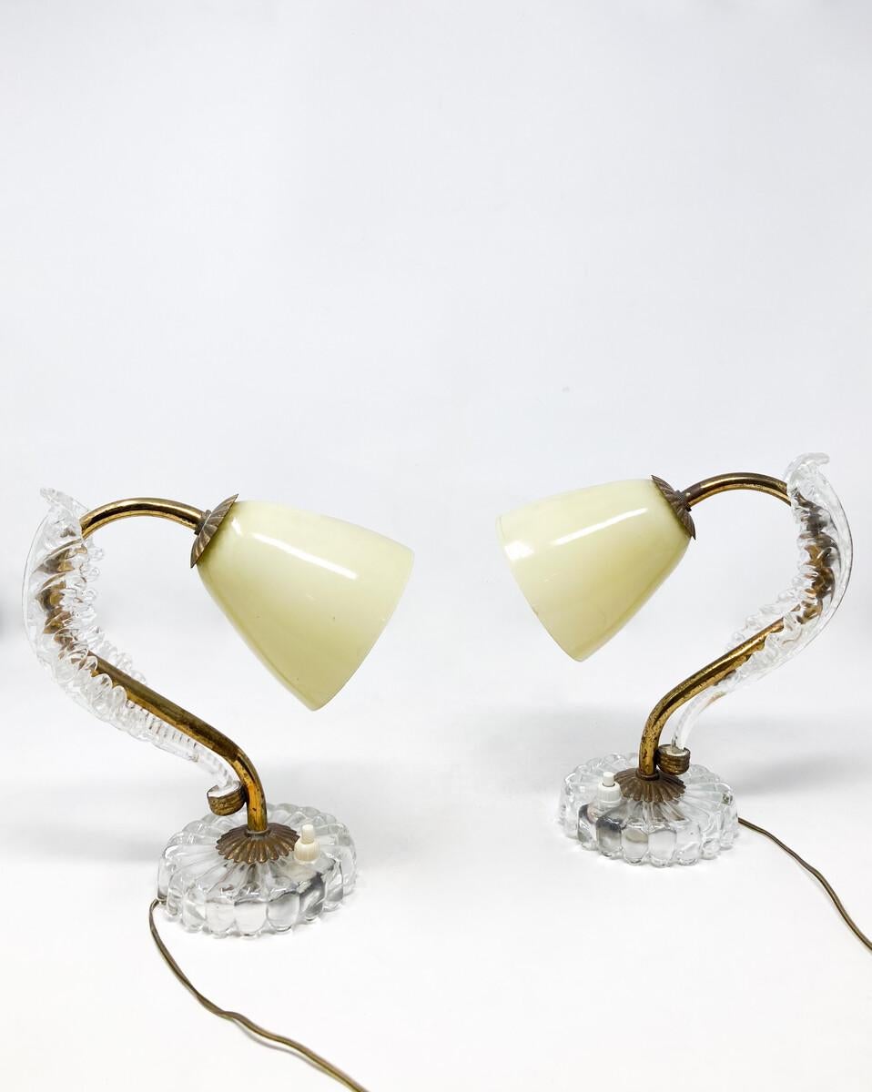 Milieu du XXe siècle Lampe de table en laiton et verre, 1950s en vente