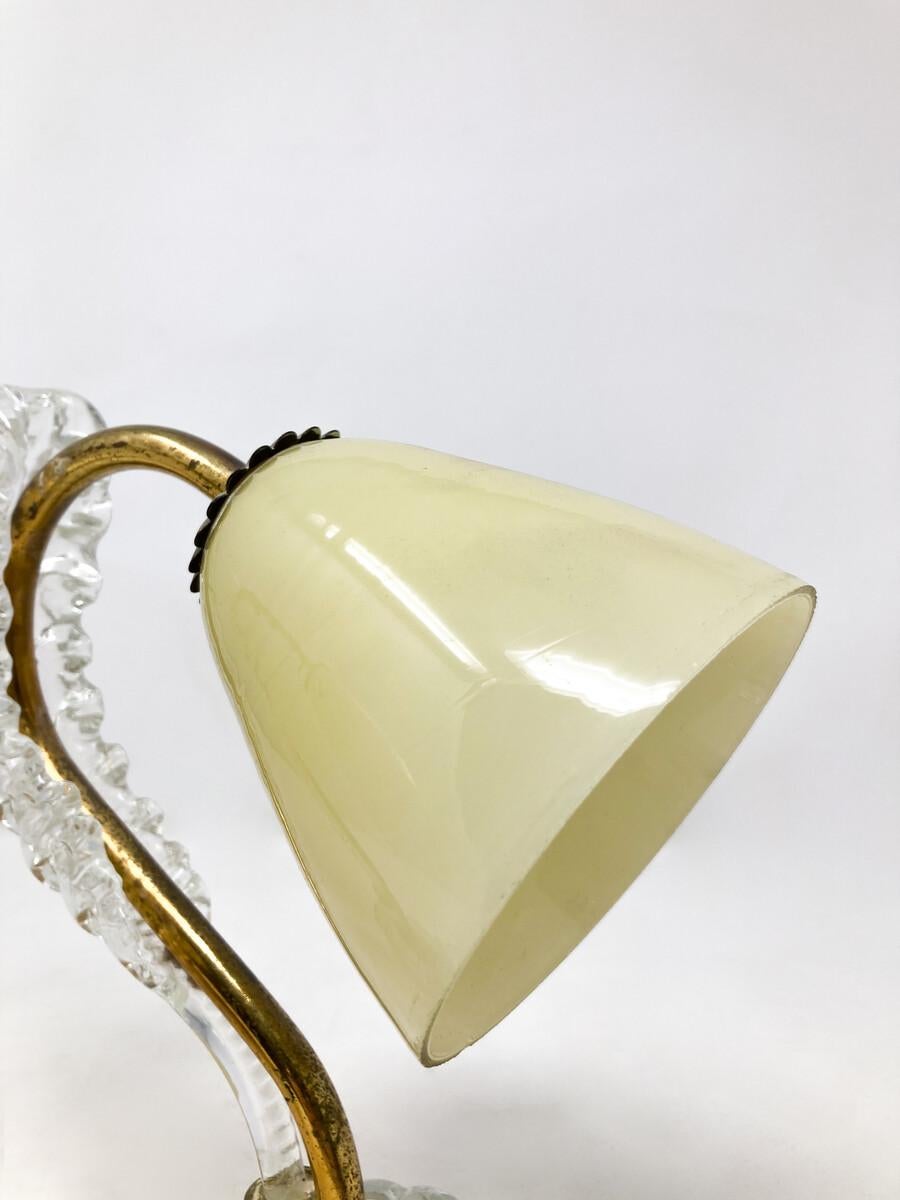 Lampe de table en laiton et verre, 1950s en vente 3