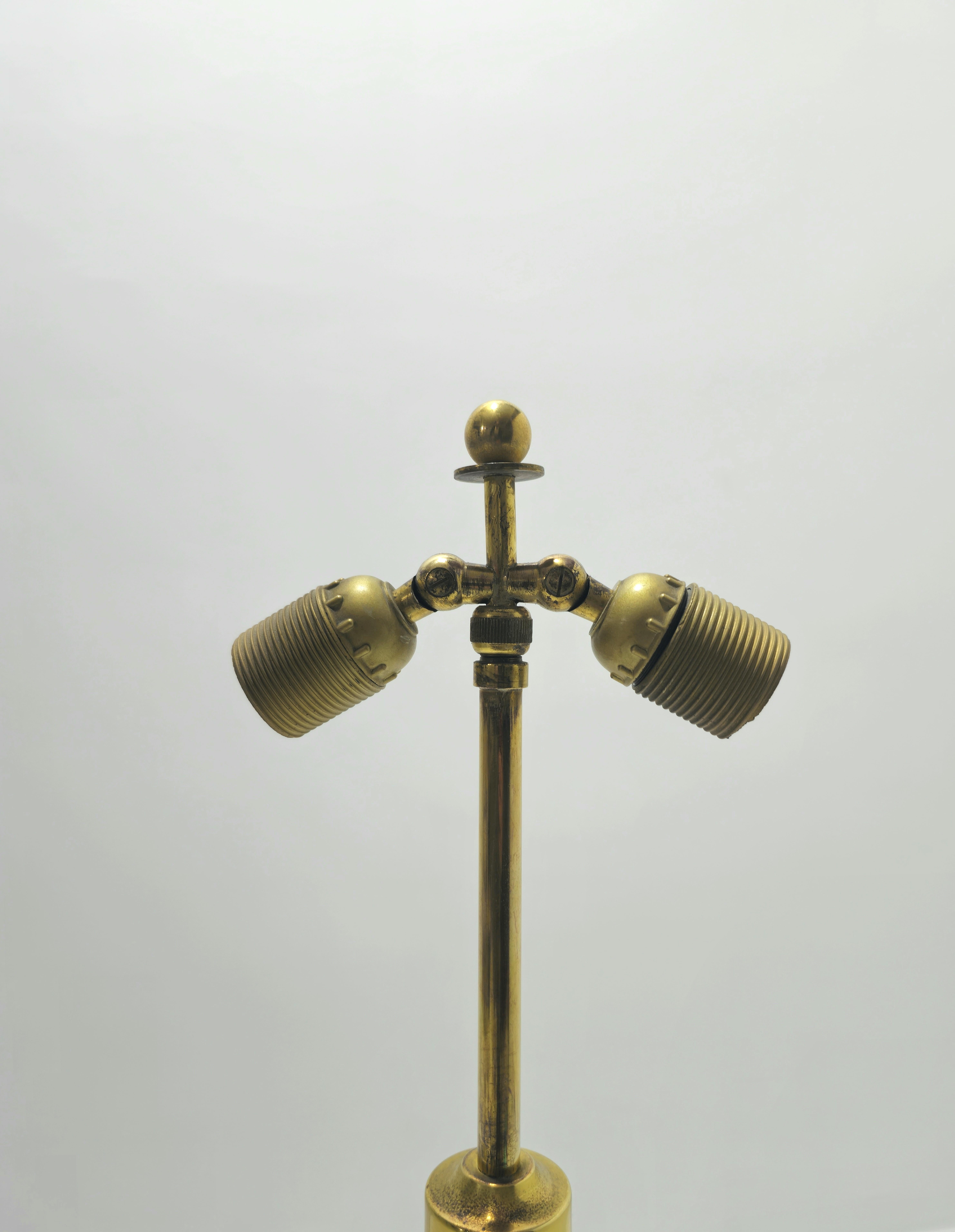 Lampada da tavolo di metà secolo in ottone e vetro regolabile in nero Design/One anni '60 in vendita 4