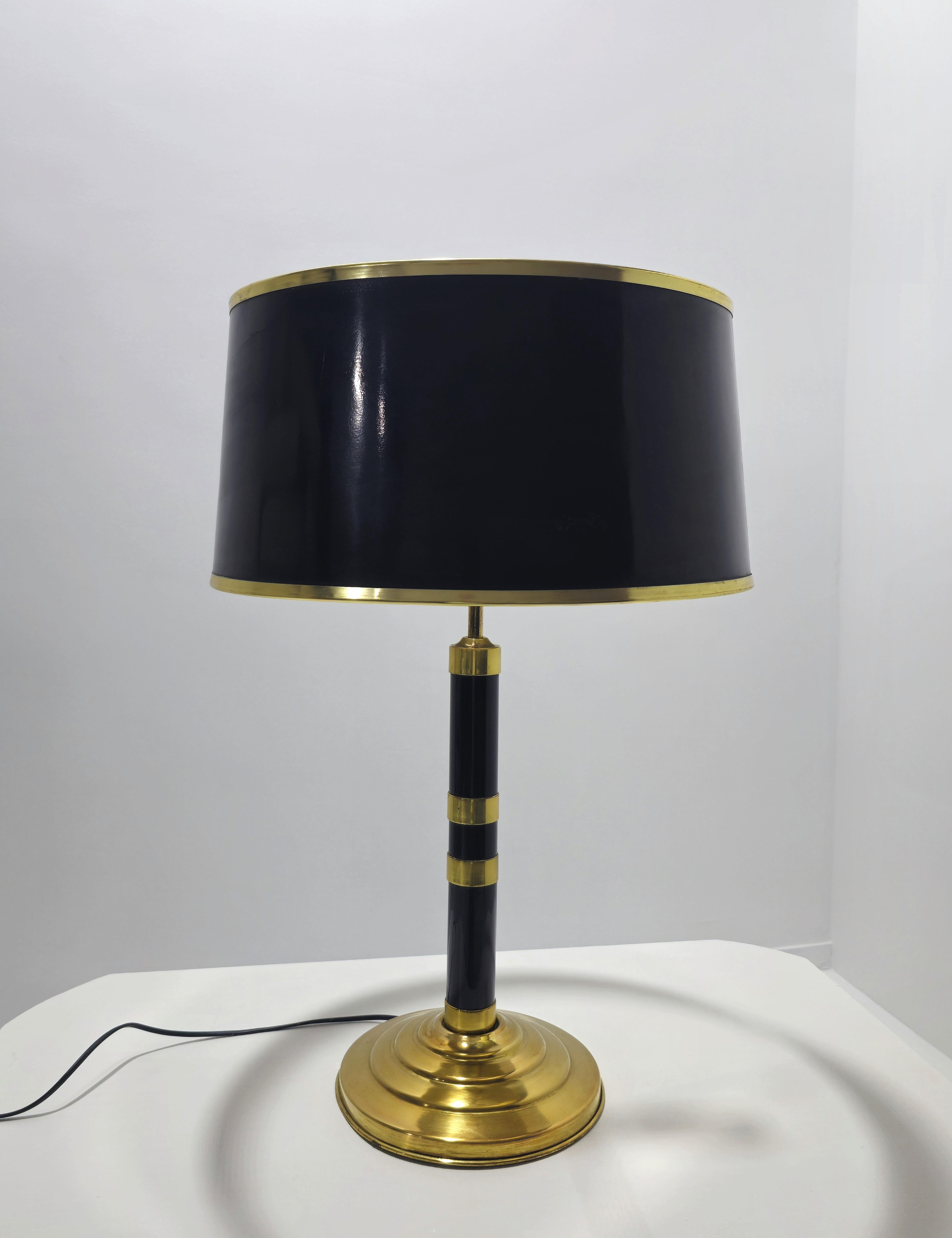 Lampada da tavolo di metà secolo in ottone e vetro regolabile in nero Design/One anni '60 in vendita 6