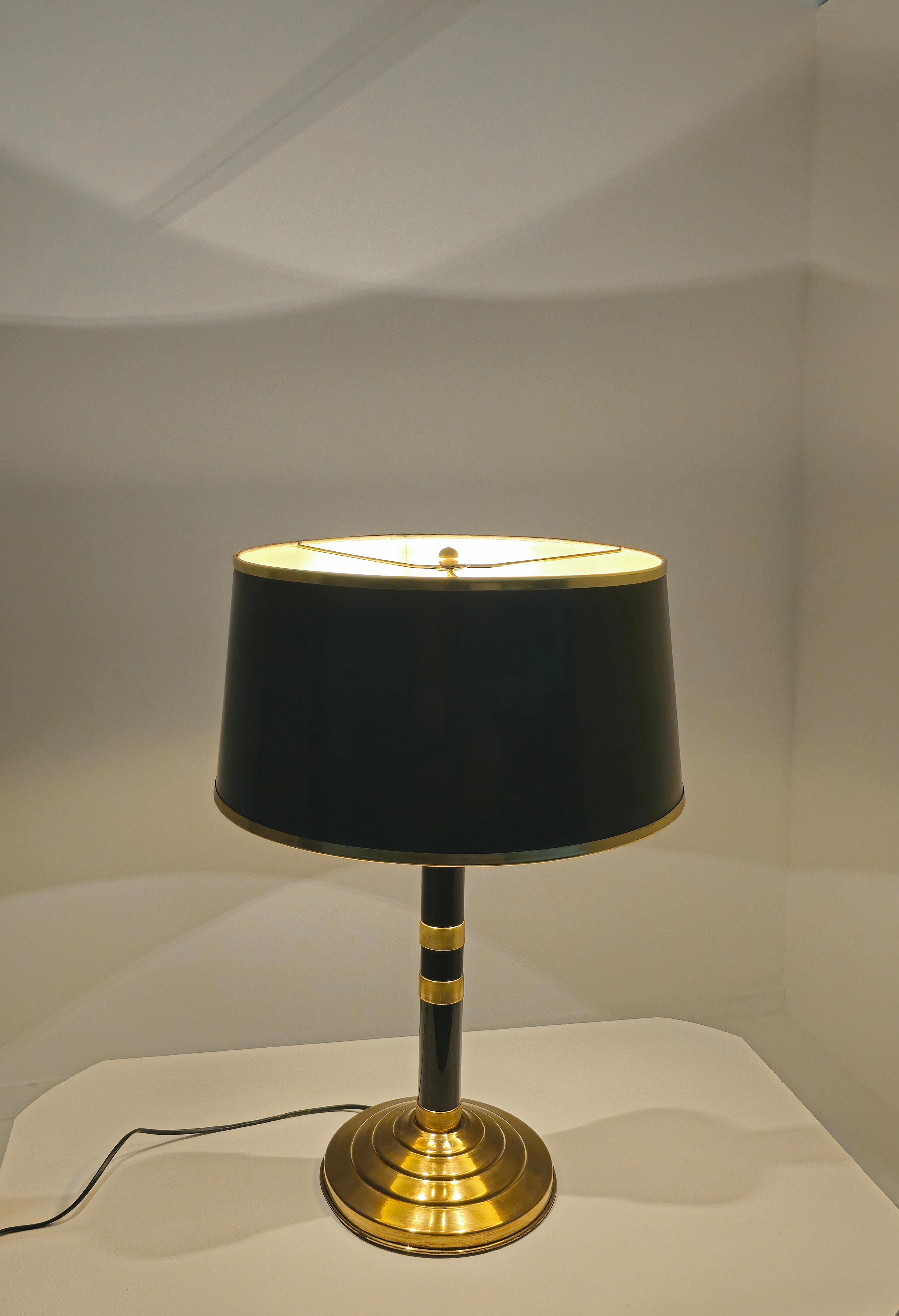 Mid-Century moderno Lampada da tavolo di metà secolo in ottone e vetro regolabile in nero Design/One anni '60 in vendita