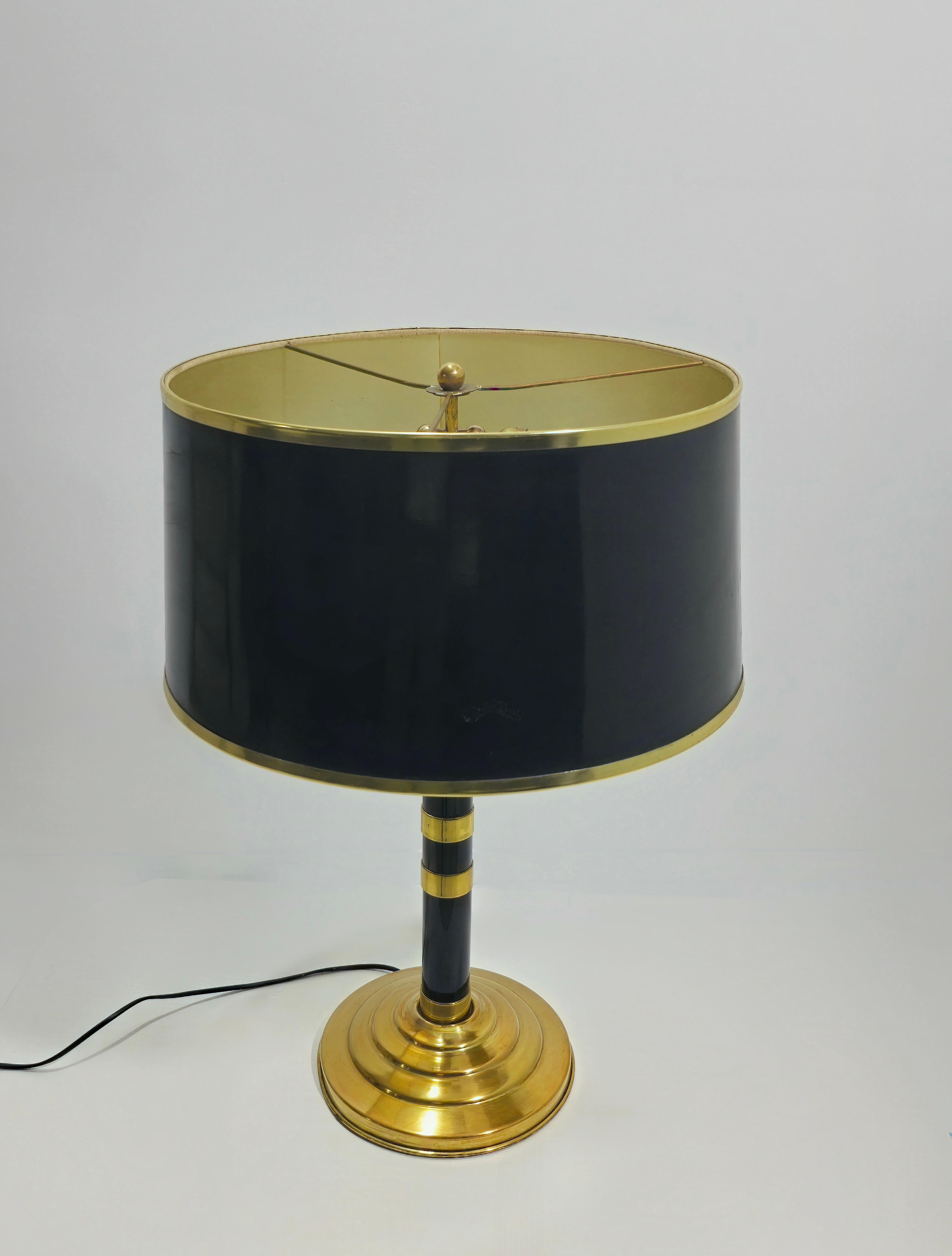 Italiano Lampada da tavolo di metà secolo in ottone e vetro regolabile in nero Design/One anni '60 in vendita