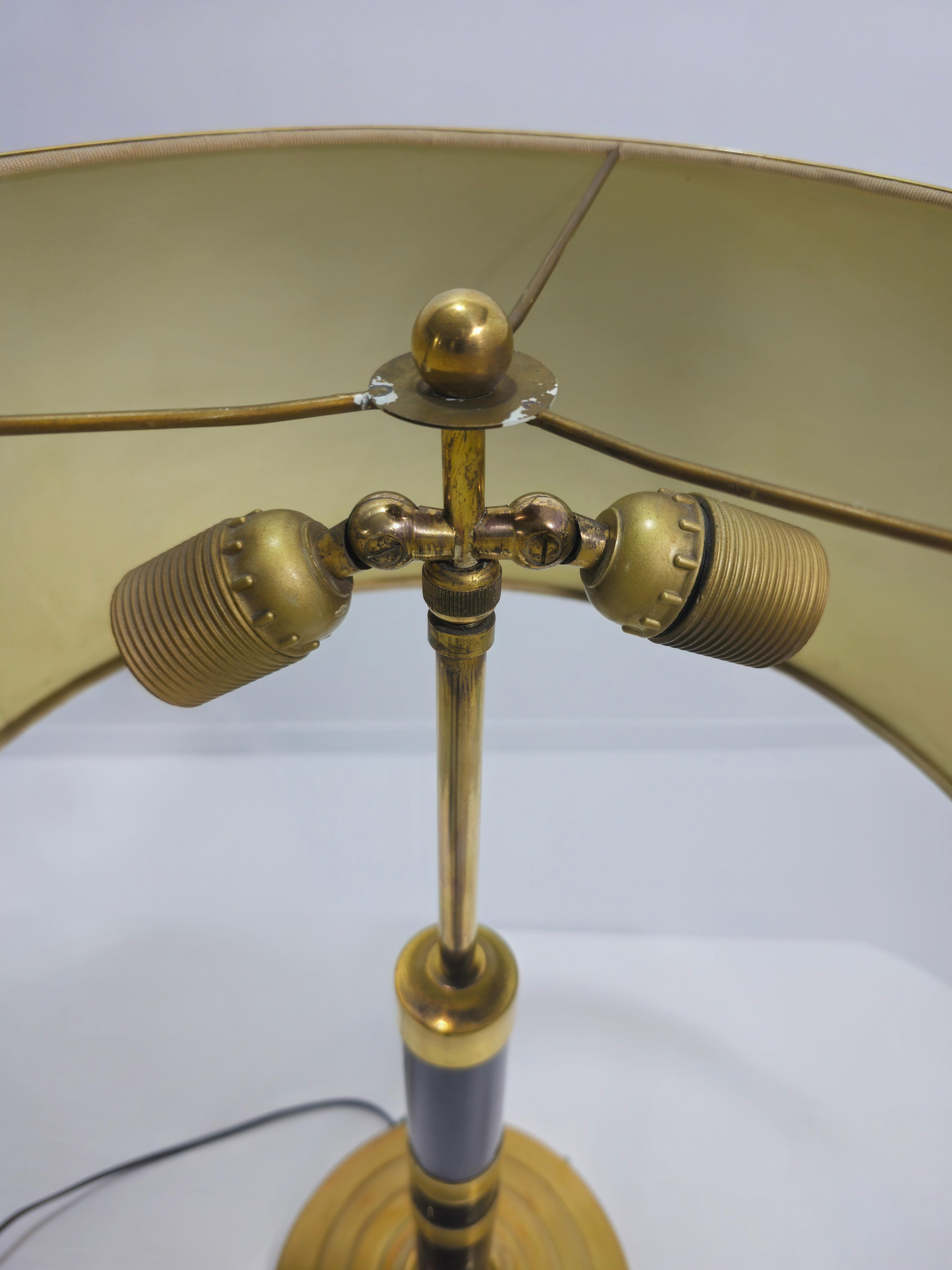 Lucidato Lampada da tavolo di metà secolo in ottone e vetro regolabile in nero Design/One anni '60 in vendita