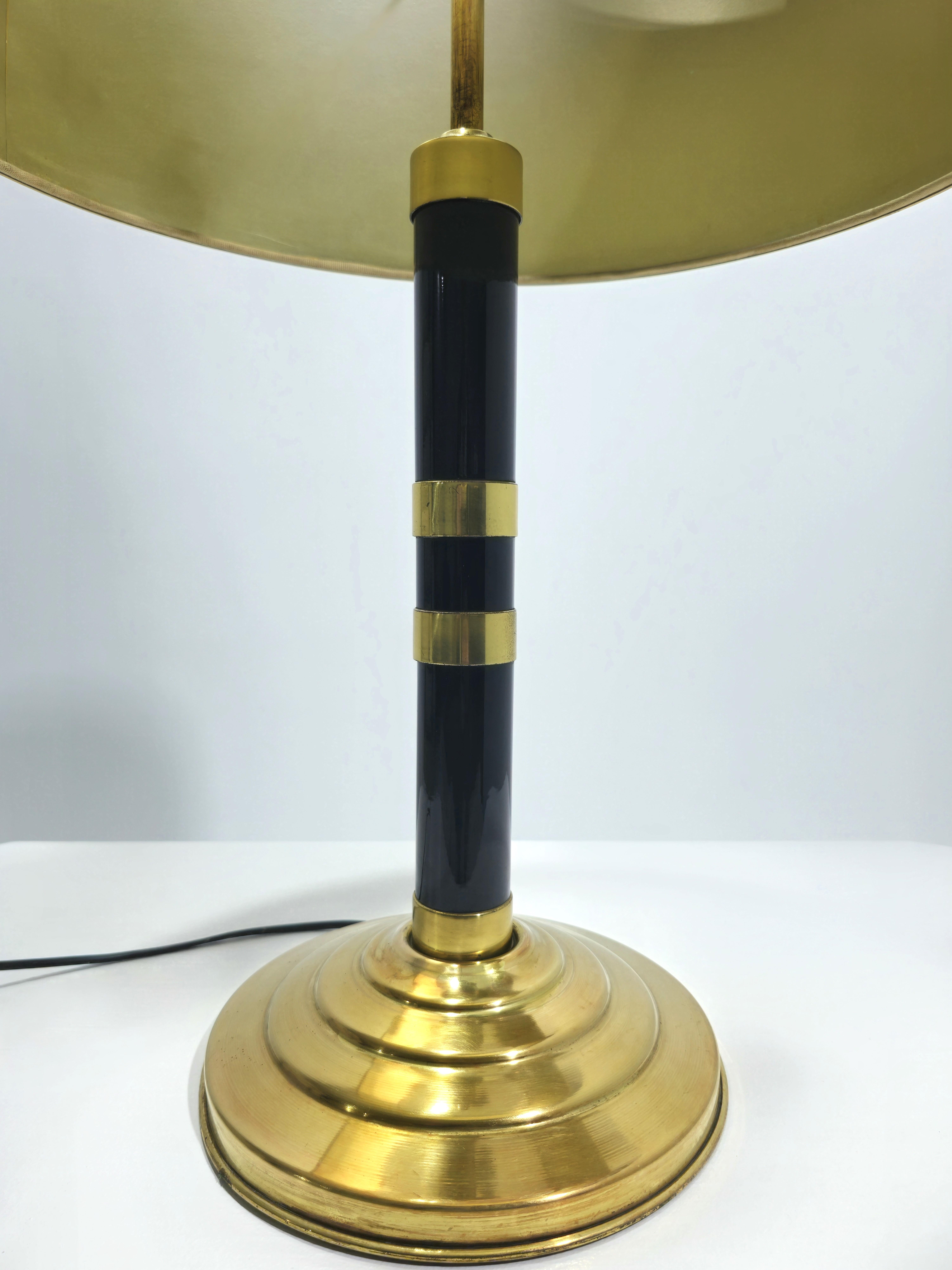 XX secolo Lampada da tavolo di metà secolo in ottone e vetro regolabile in nero Design/One anni '60 in vendita