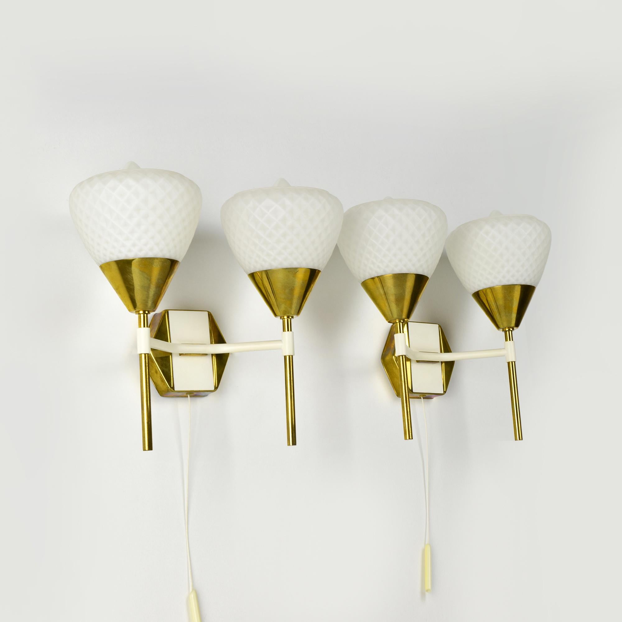 Mid-Century Modern Brass and Glass Wall Sconces with Diamond Pattern Shades For Sale 4