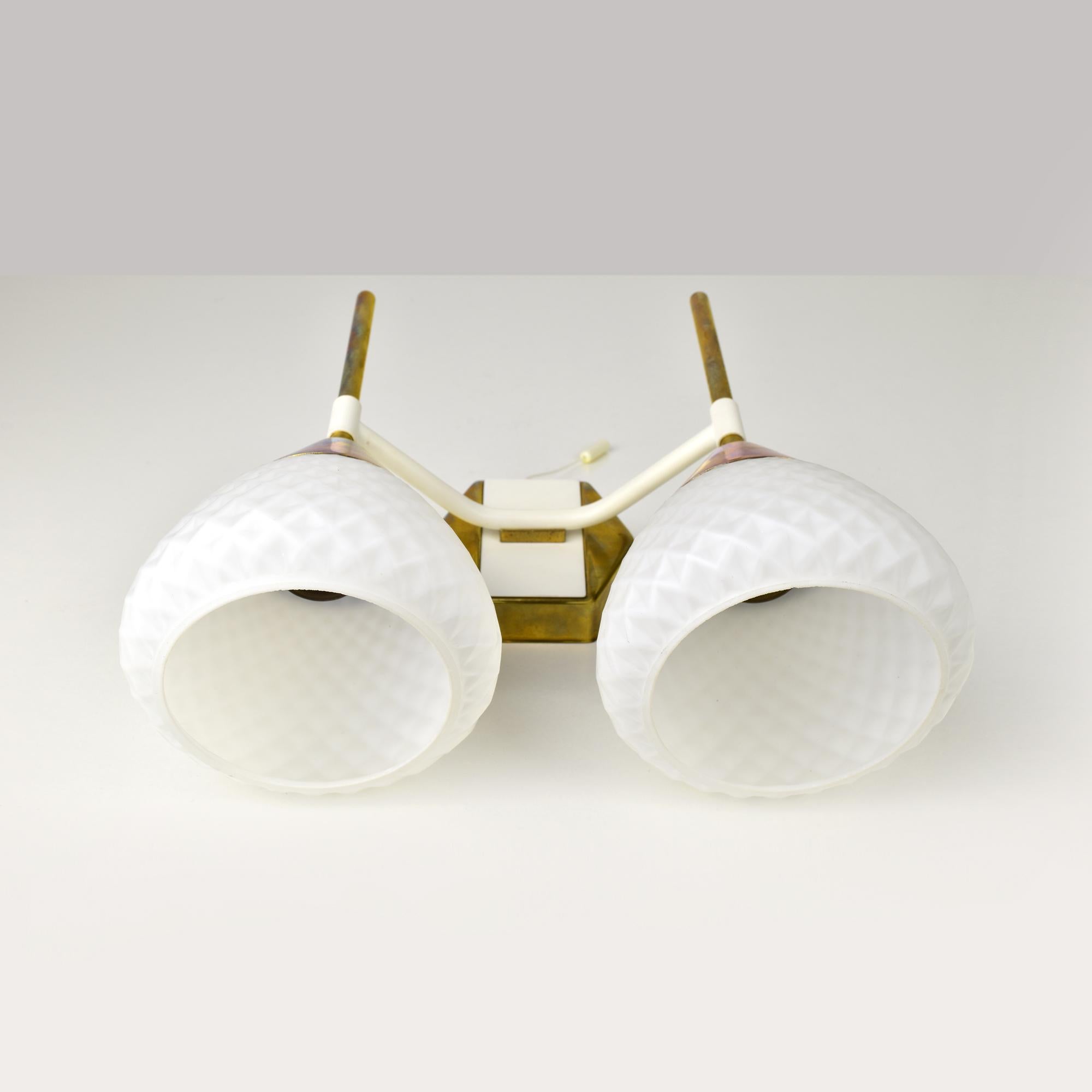 Mid-Century Modern Brass and Glass Wall Sconces with Diamond Pattern Shades For Sale 8