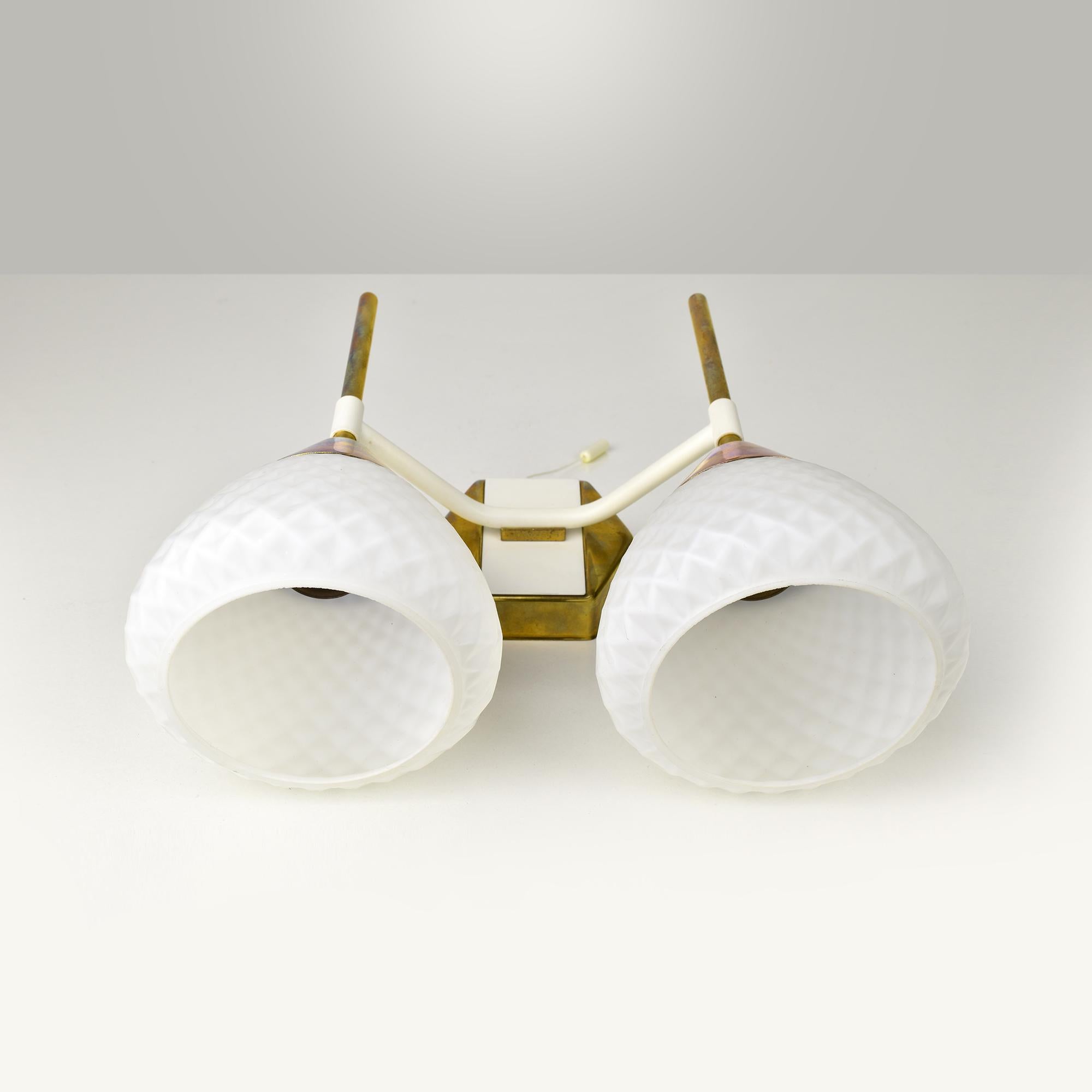 Mid-Century Modern Brass and Glass Wall Sconces with Diamond Pattern Shades For Sale 9