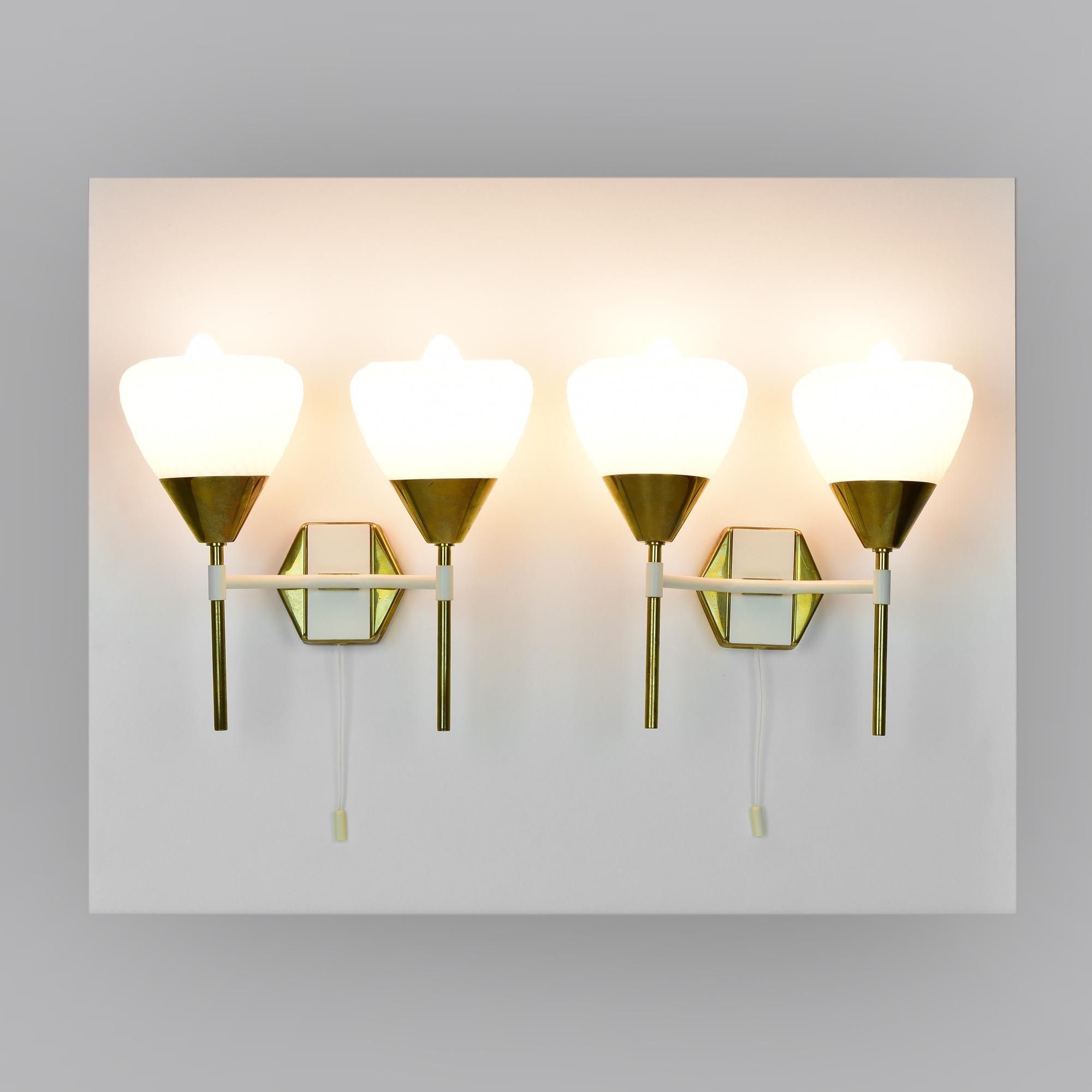 Italian Mid-Century Modern Brass and Glass Wall Sconces with Diamond Pattern Shades For Sale