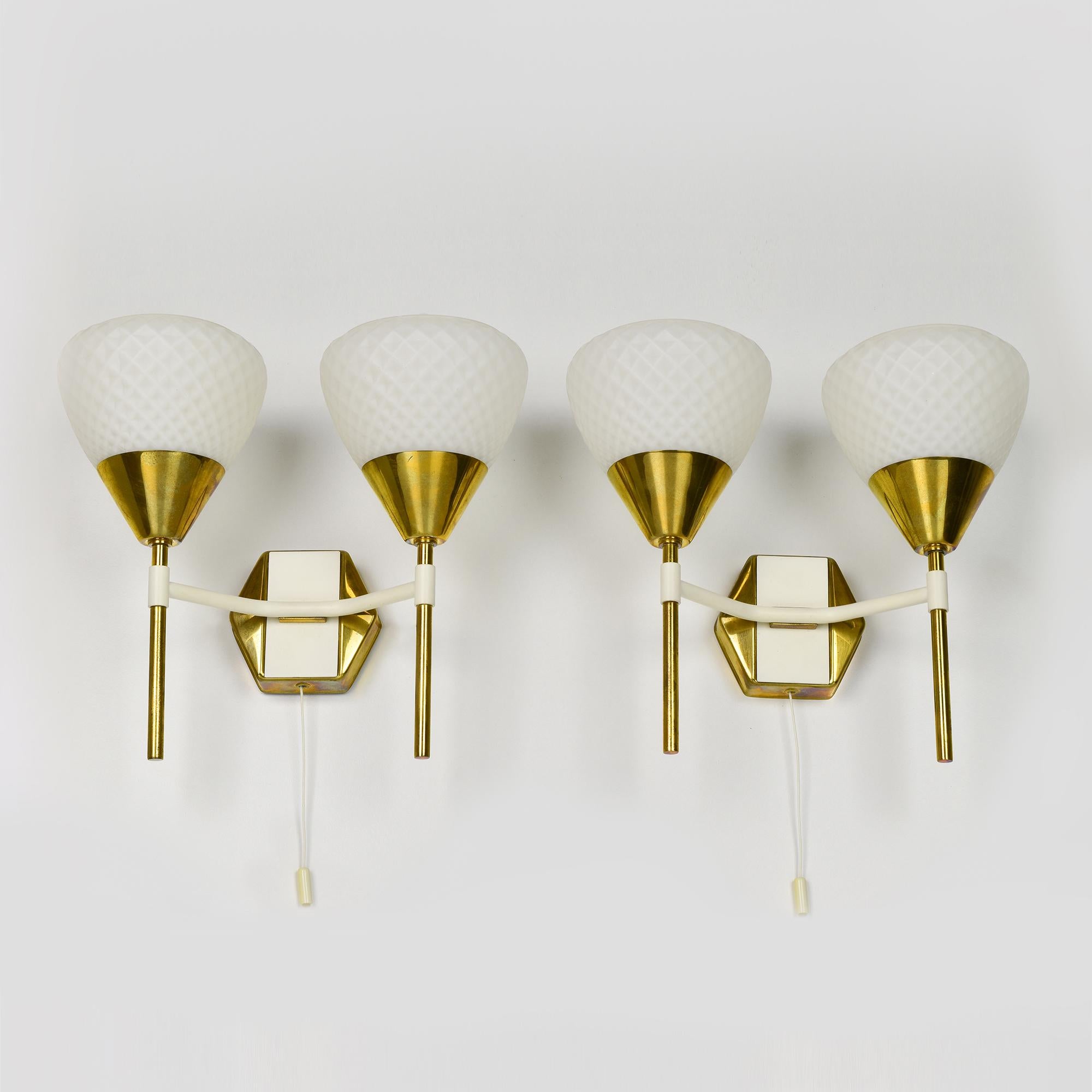 Mid-Century Modern Brass and Glass Wall Sconces with Diamond Pattern Shades In Good Condition For Sale In Bad Säckingen, DE