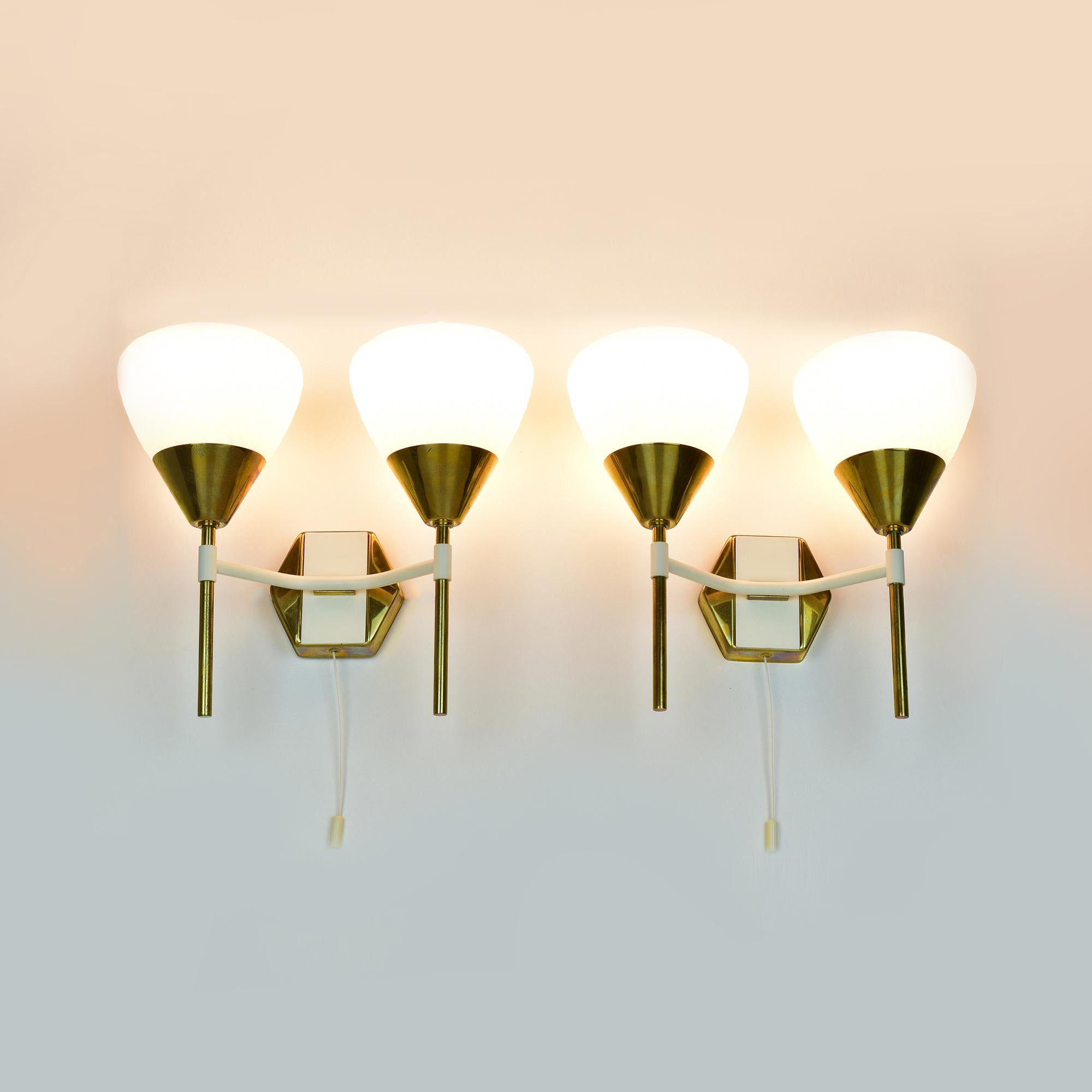 Mid-Century Modern Brass and Glass Wall Sconces with Diamond Pattern Shades For Sale 1