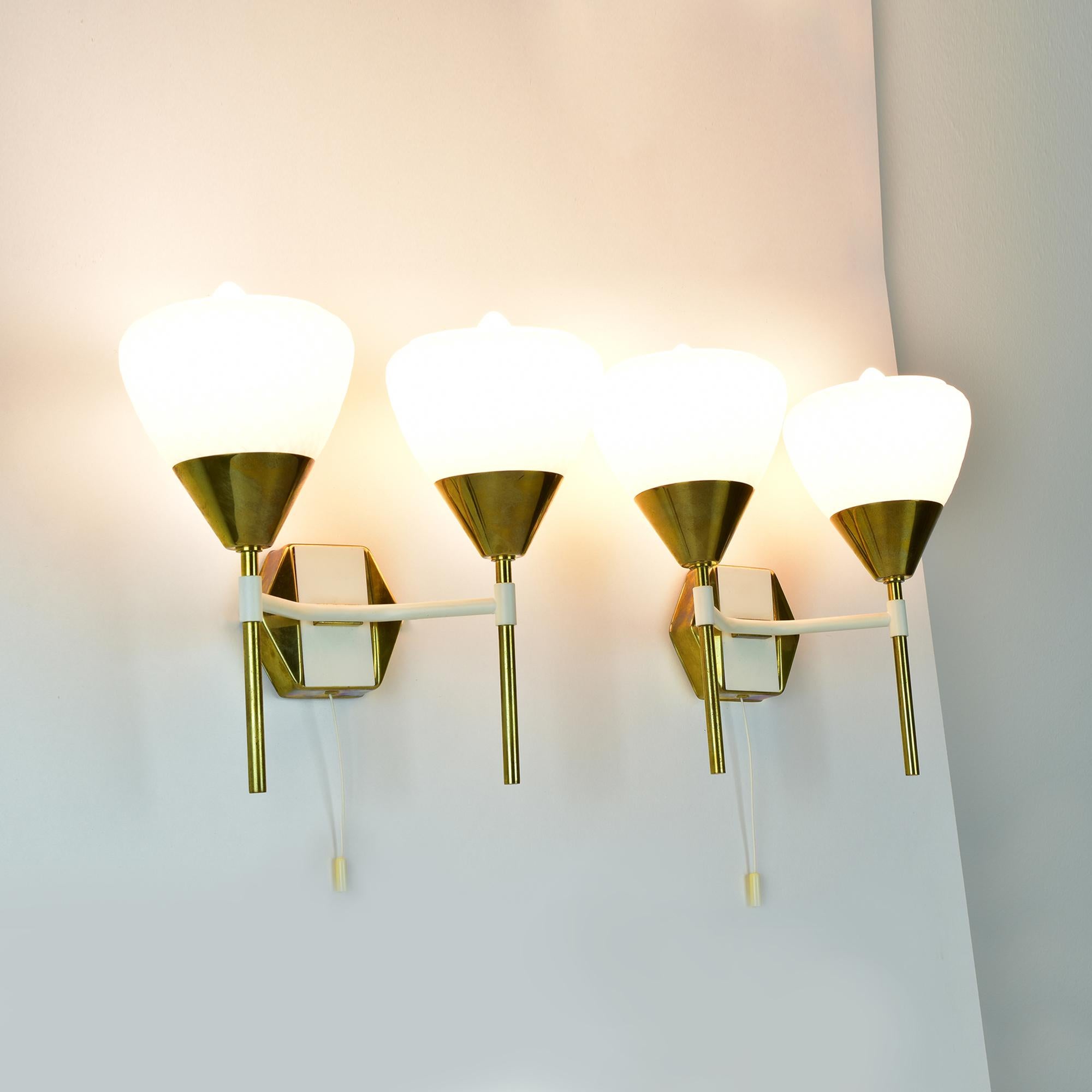 Mid-Century Modern Brass and Glass Wall Sconces with Diamond Pattern Shades For Sale 2