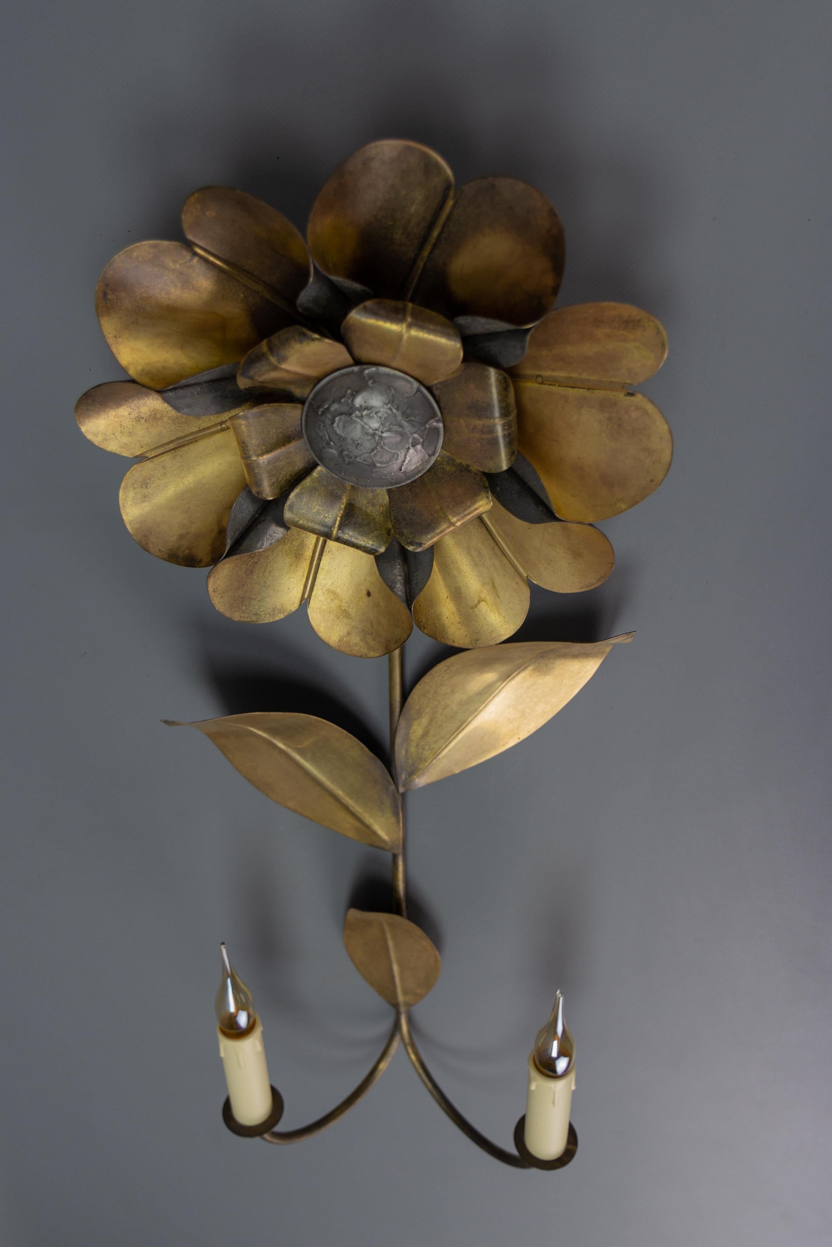 Mid-Century Modern Brass and Metal Flower-Shaped Twin Arm Sconce, France, 1950s For Sale 7