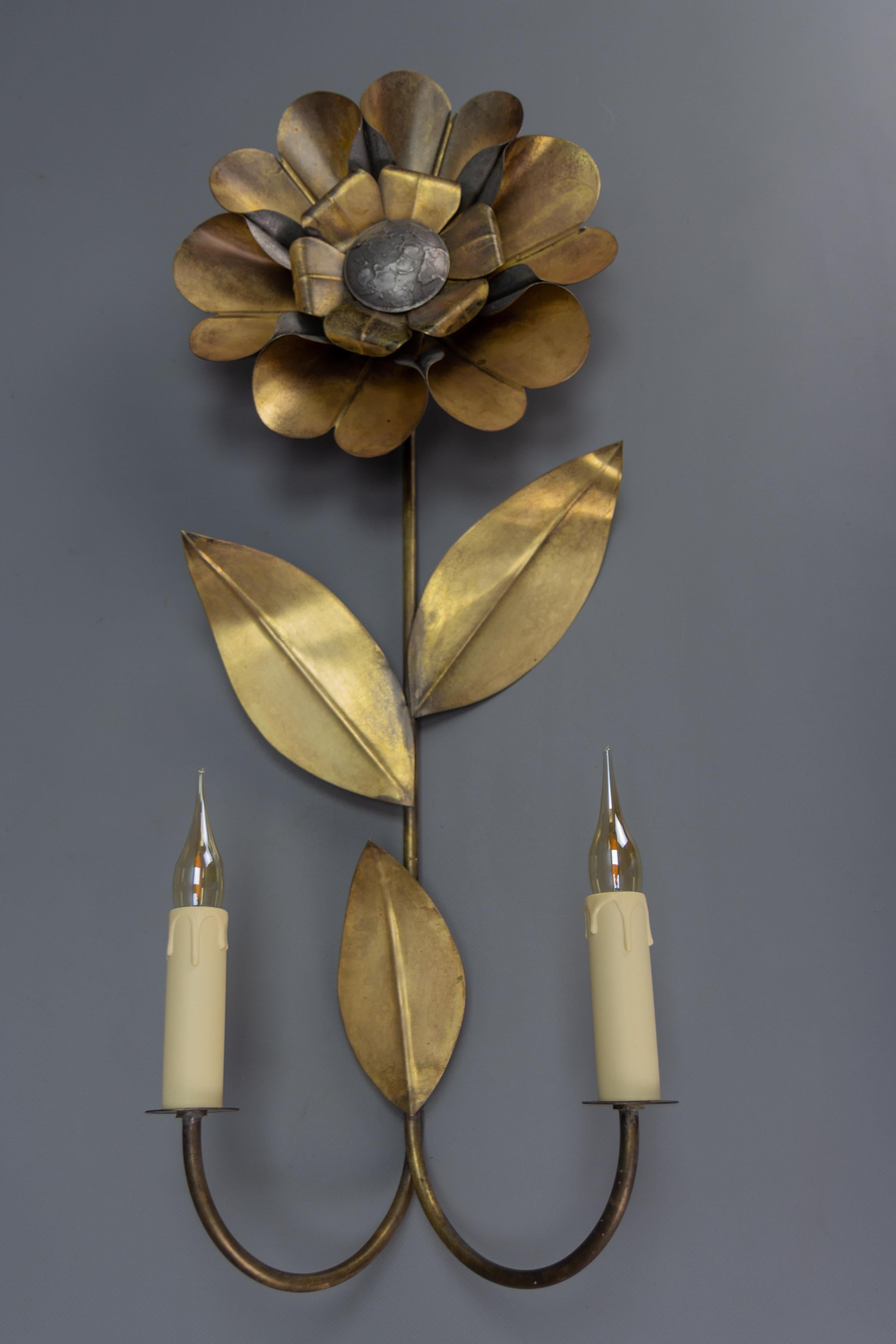 French Mid-Century Modern Brass and Metal Flower-Shaped Twin Arm Sconce, France, 1950s For Sale