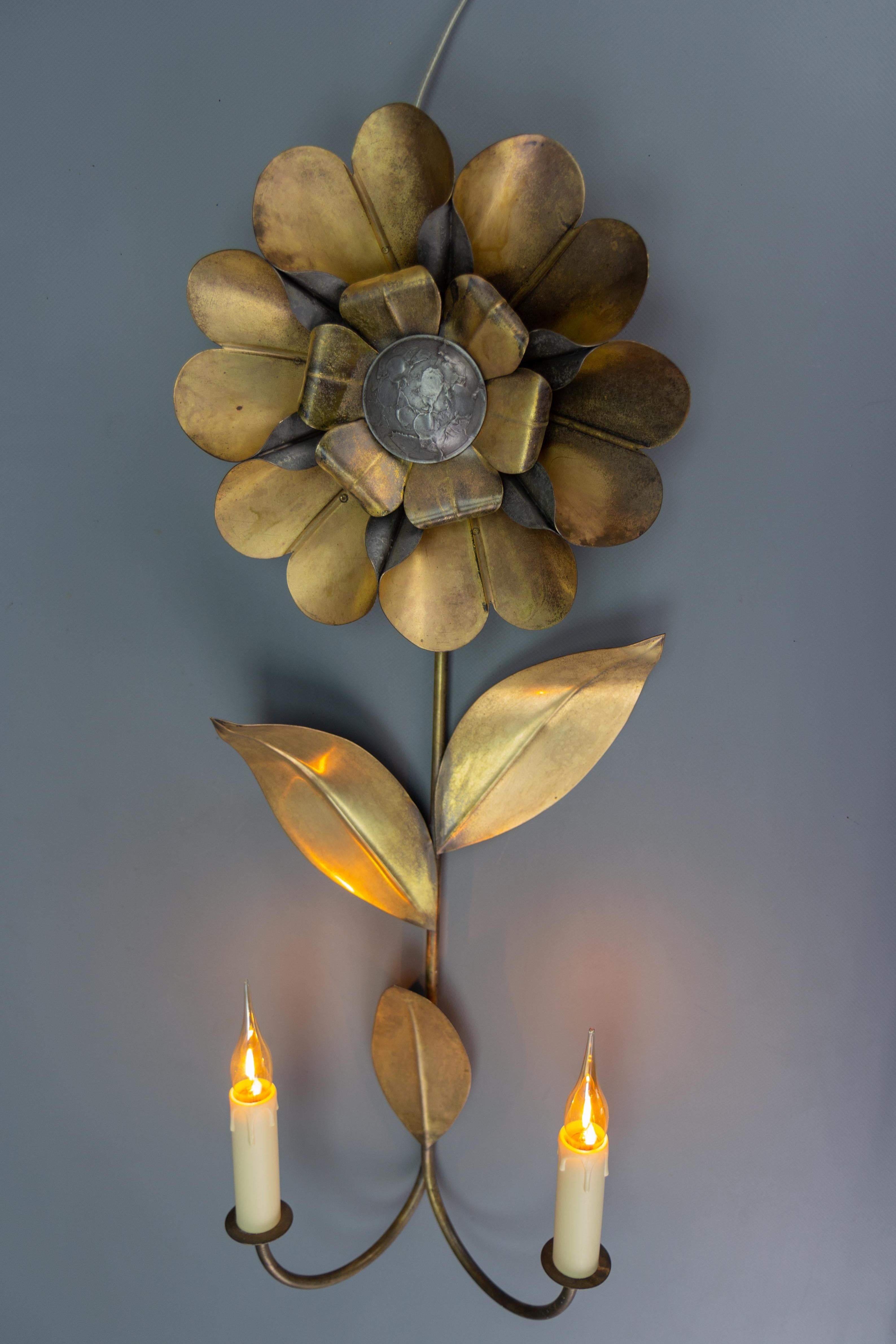 Mid-Century Modern Brass and Metal Flower-Shaped Twin Arm Sconce, France, 1950s In Good Condition For Sale In Barntrup, DE
