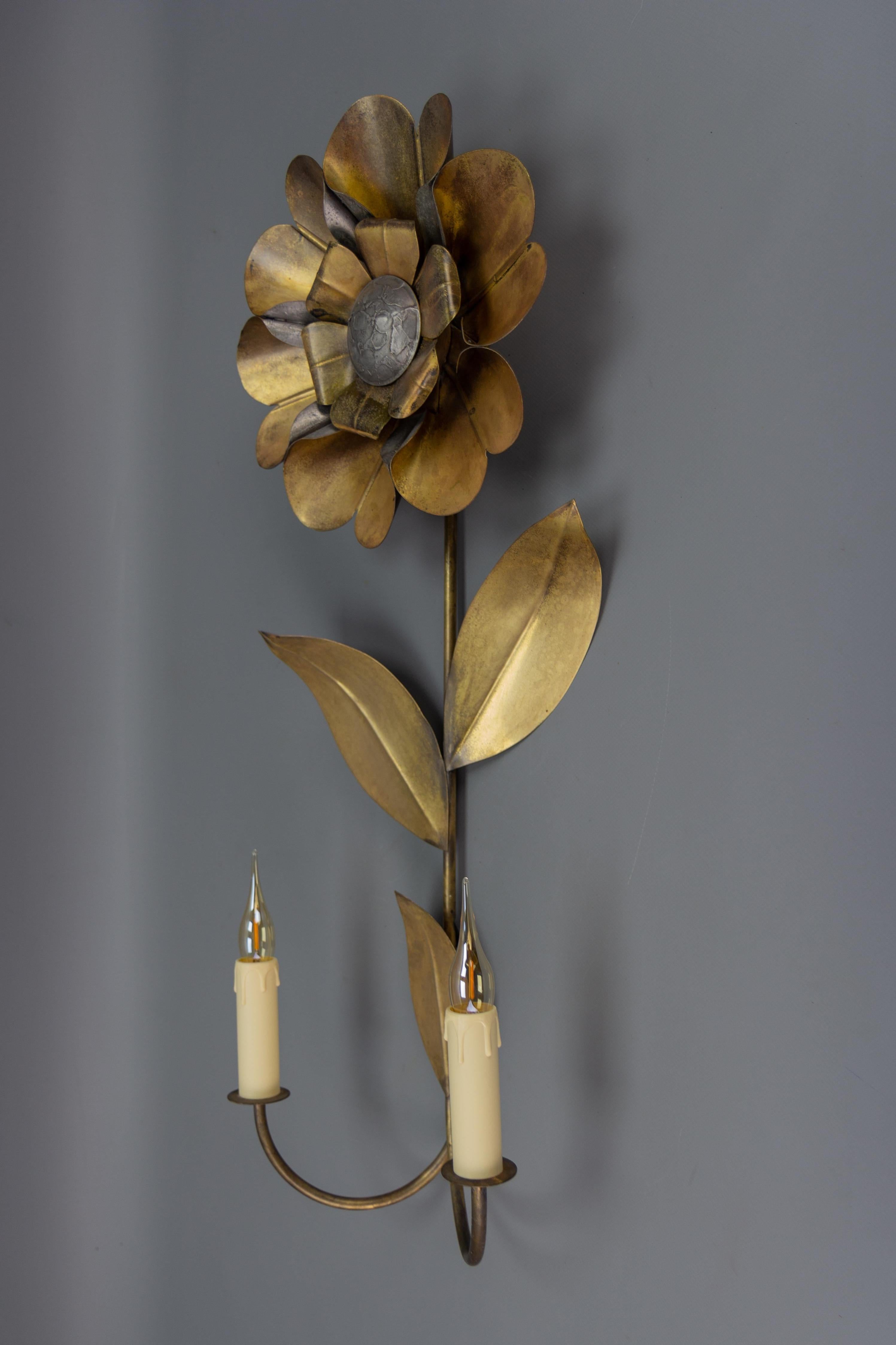 Mid-Century Modern Brass and Metal Flower-Shaped Twin Arm Sconce, France, 1950s For Sale 1