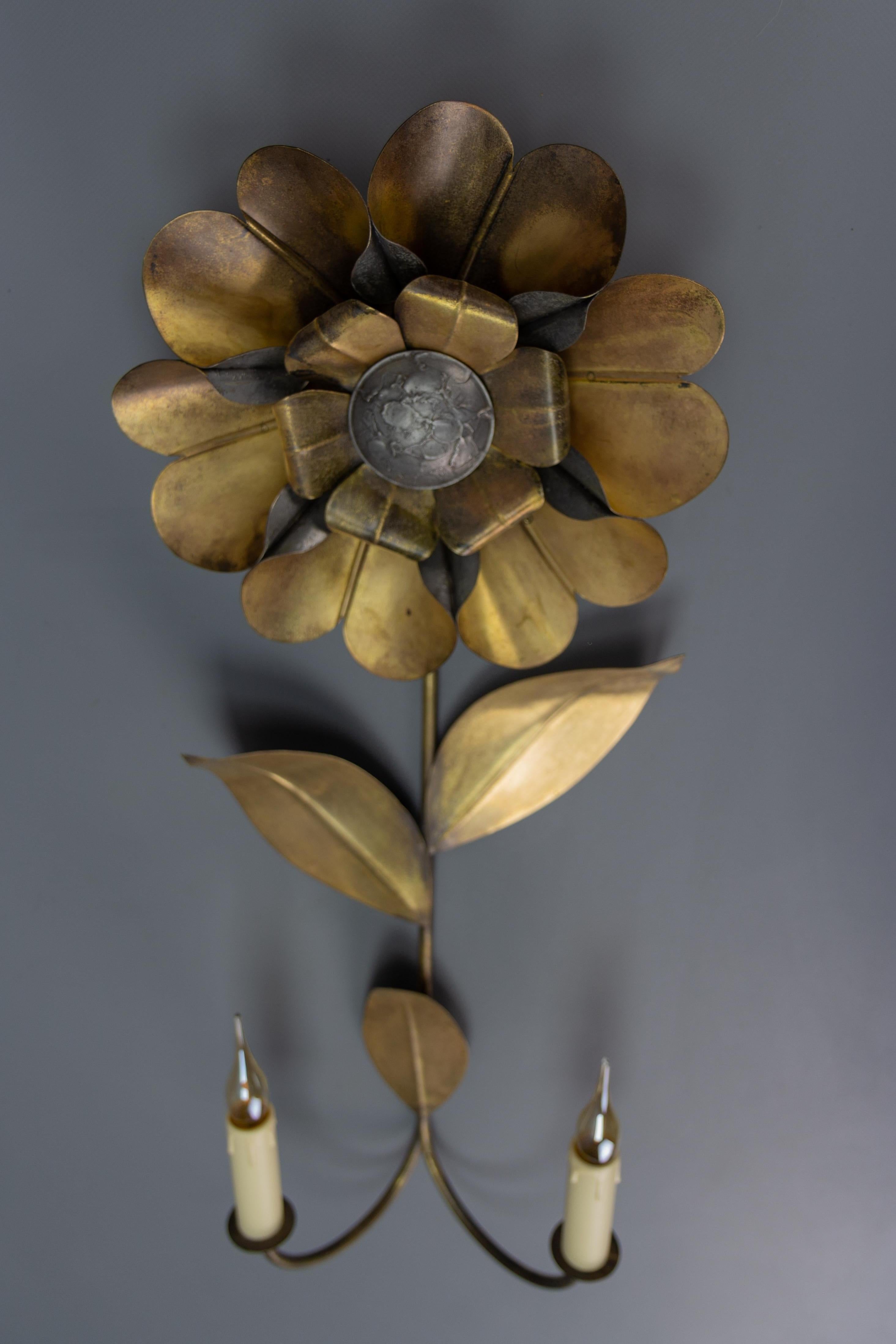 Mid-Century Modern Brass and Metal Flower-Shaped Twin Arm Sconce, France, 1950s For Sale 4