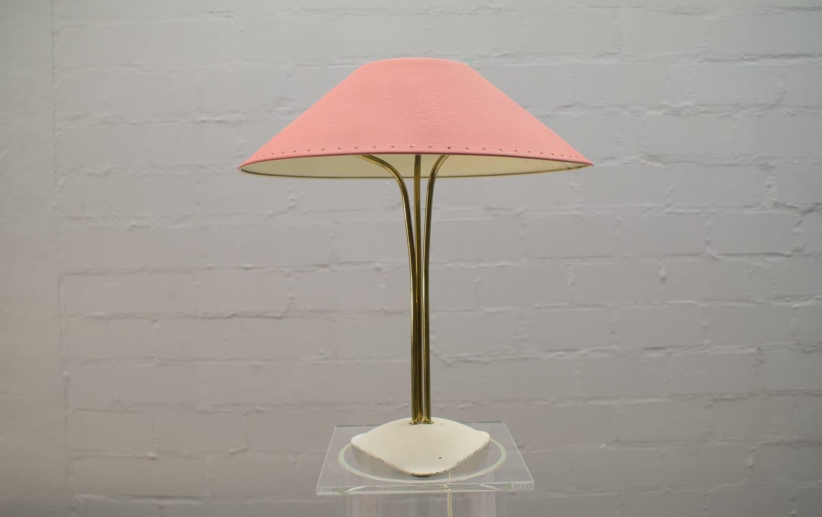 Mid-Century Modern Brass and Metal Tripod Table Lamp, Austria, 1950s In Good Condition In Nürnberg, Bayern
