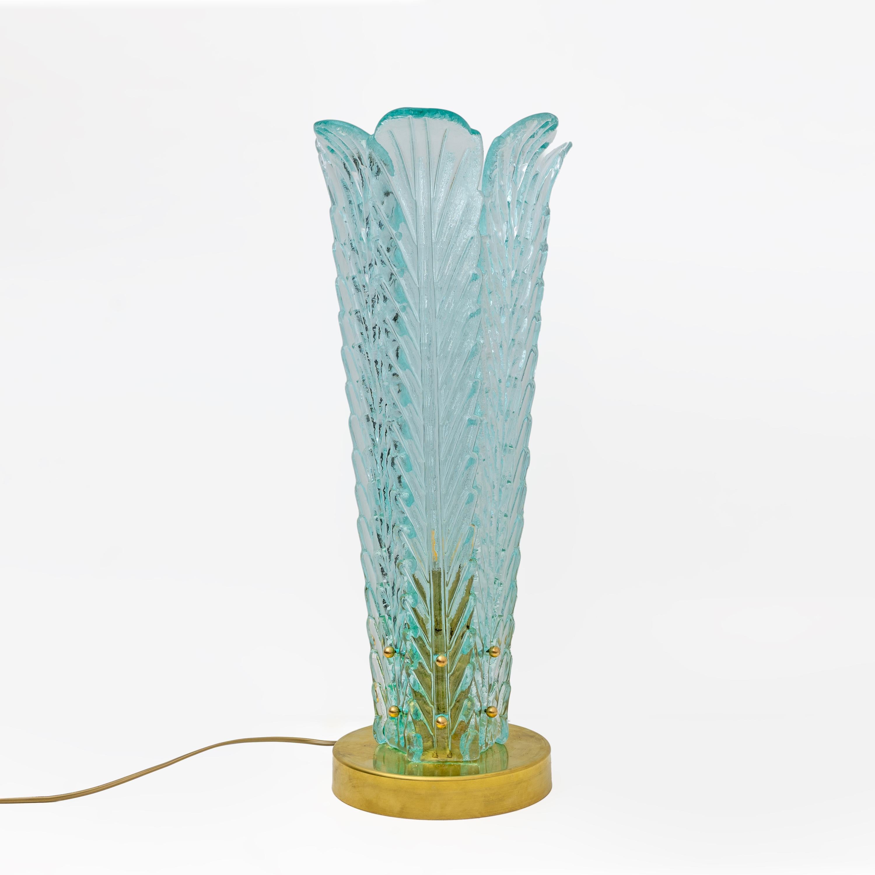 Lámparas de sobremesa de latón con hojas de palmera y cristal de Murano verde agua. Cada lámpara tiene seis hojas de cristal y está cableada según las normas europeas y estadounidenses con portalámparas E27 o E26. El precio es para una lámpara, dos