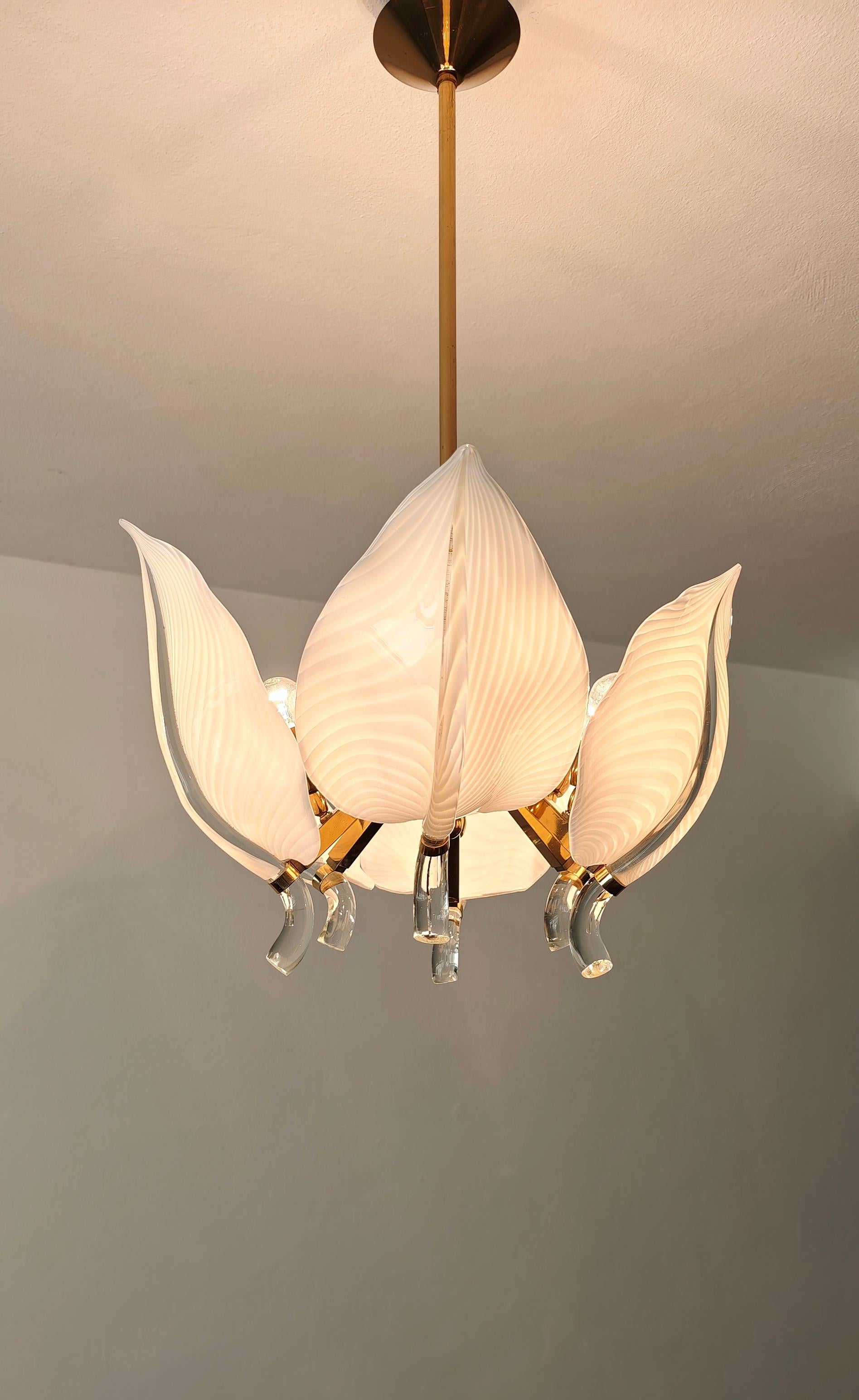 Franco Luce Realizzato a Murano, Italia, circa 1970. Lampada a sospensione a sei luci, struttura in ottone con diffusori a forma di foglia in vetro lattiginoso e incolore. Eleganza e carattere rendono questo lampadario eccellente. Qualità