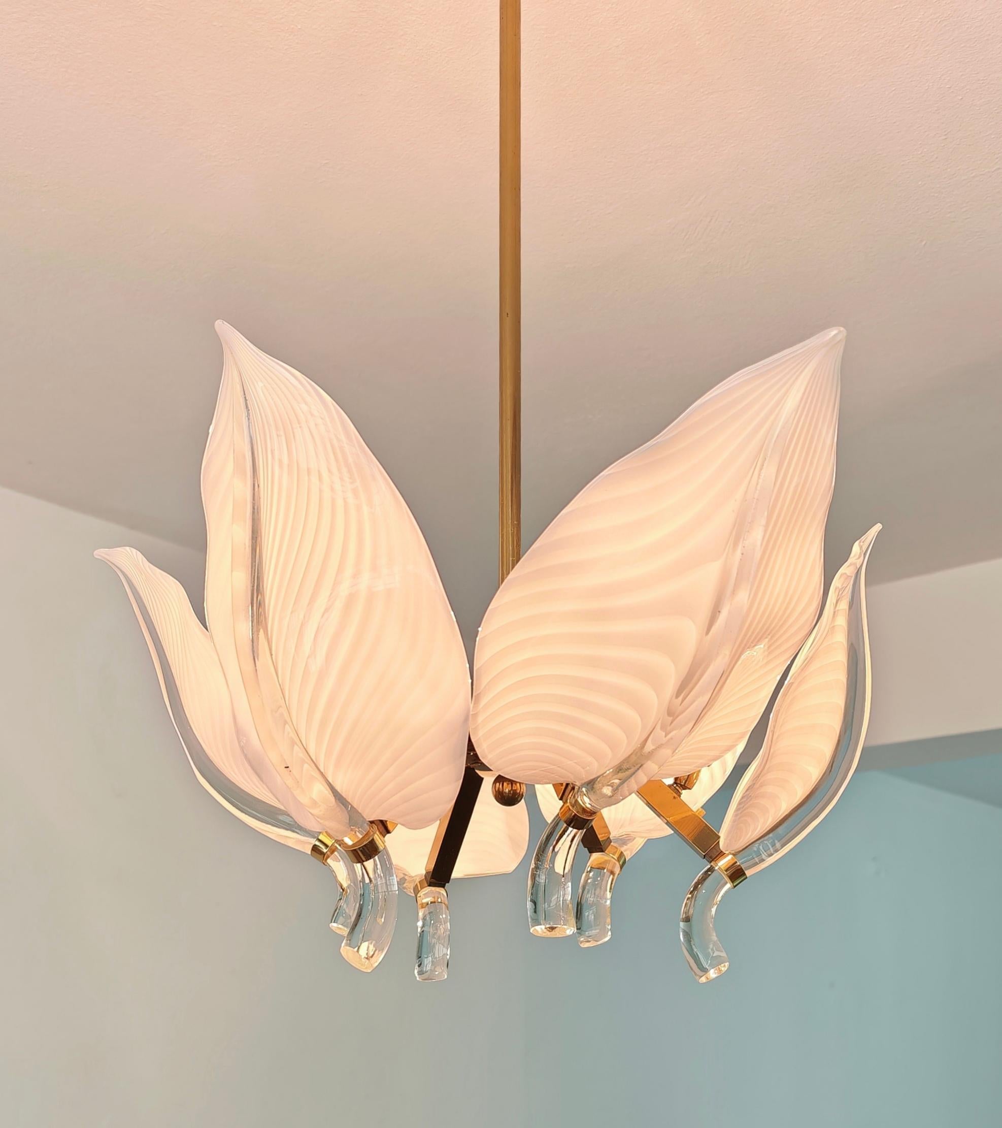 XX secolo Lampadario a foglie in ottone e vetro di Murano della metà del secolo scorso Franco Luce Italia 70 in vendita