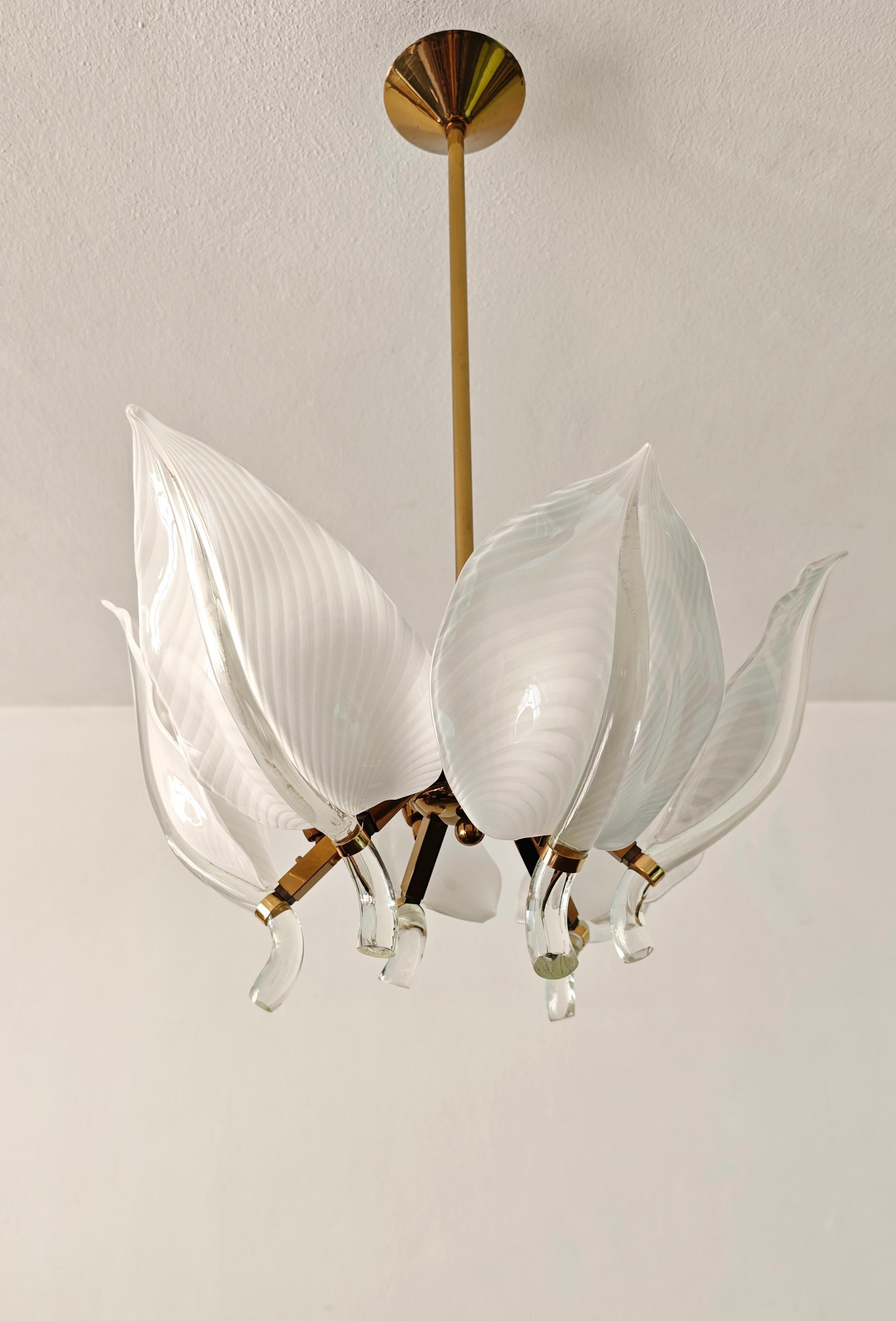Ottone Lampadario a foglie in ottone e vetro di Murano della metà del secolo scorso Franco Luce Italia 70 in vendita