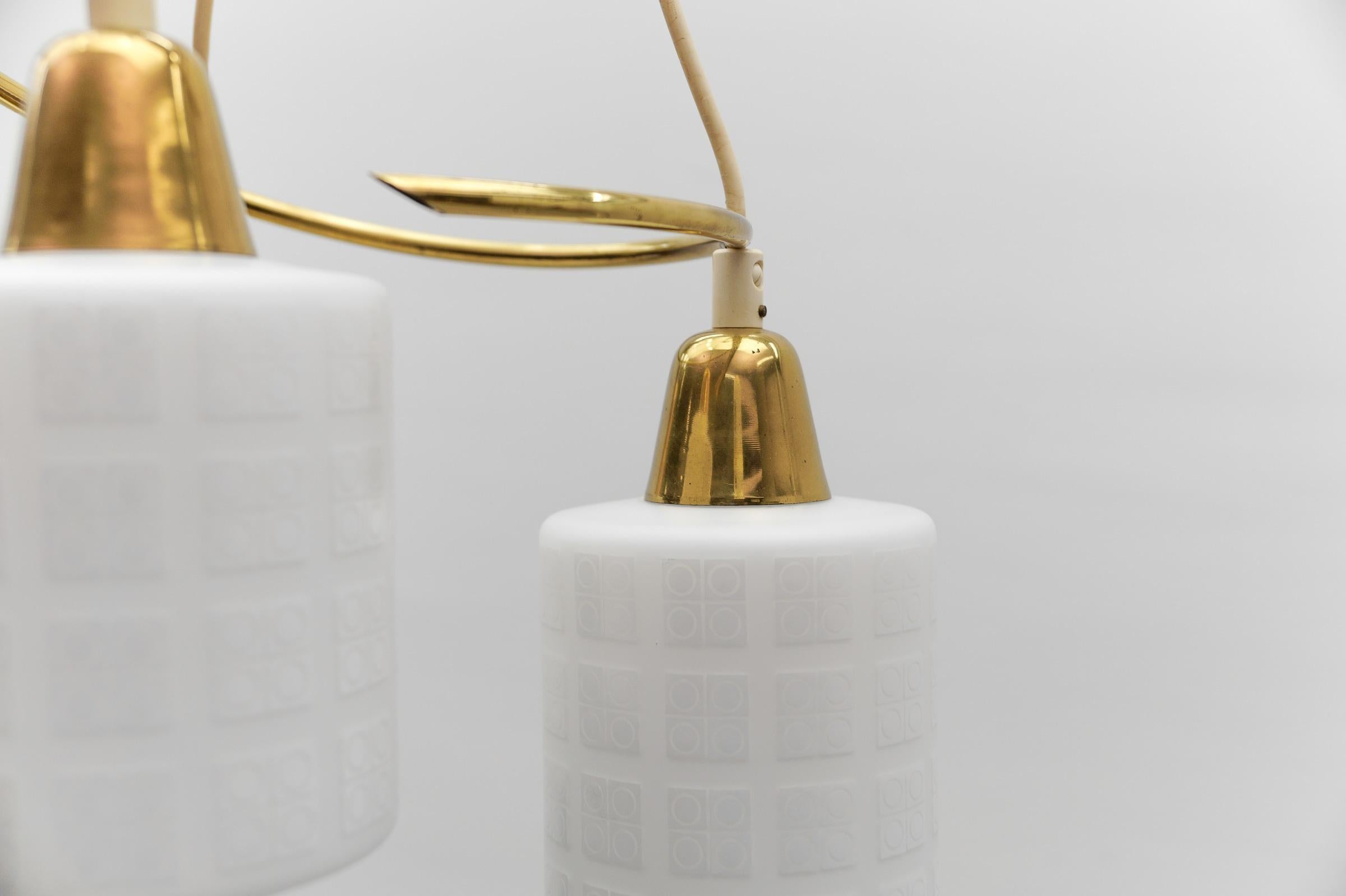 Moderne Pendelleuchte aus Messing und Opalglas, 1950er Jahre im Angebot 4
