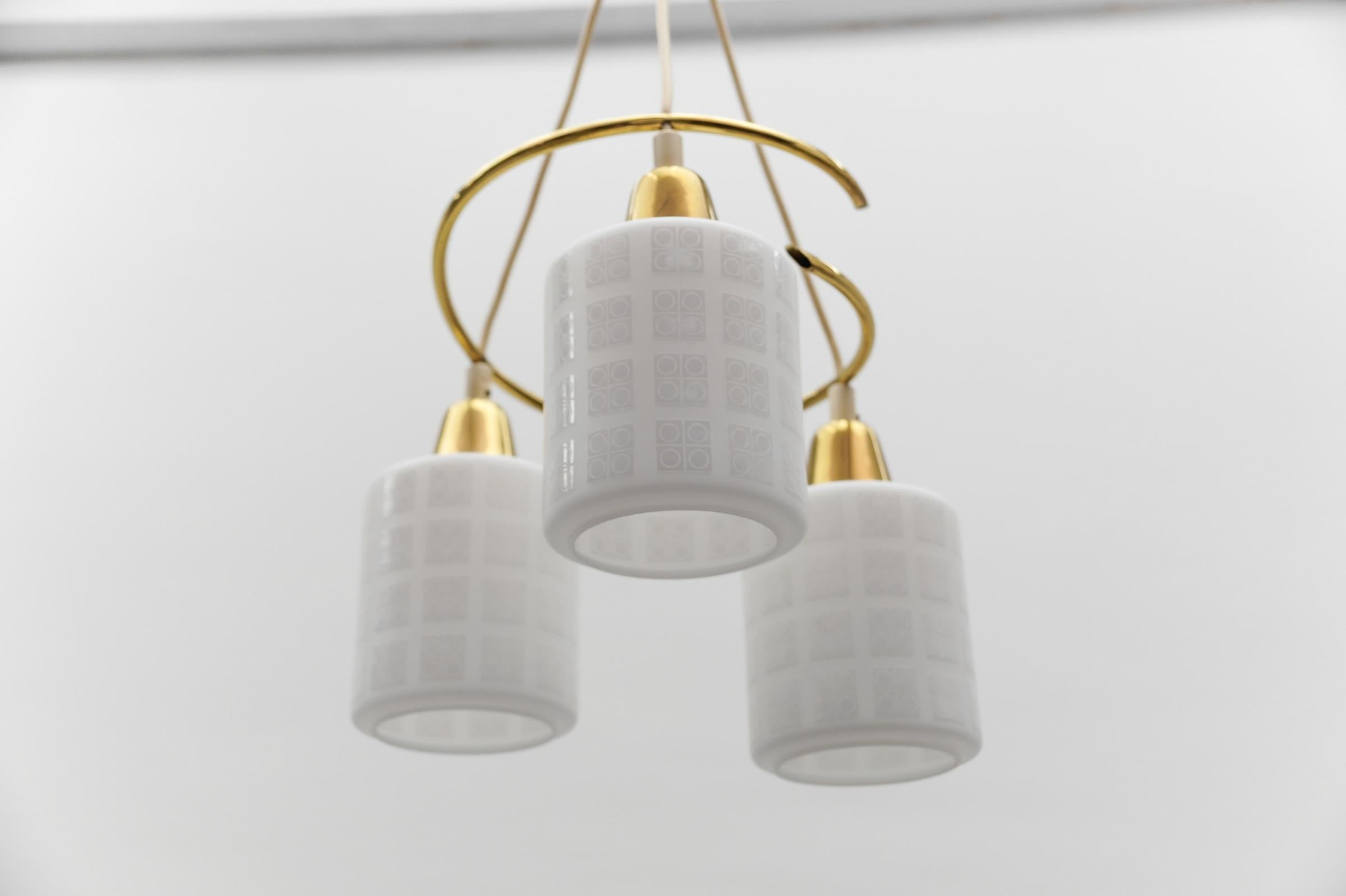 Moderne Pendelleuchte aus Messing und Opalglas, 1950er Jahre im Angebot 5