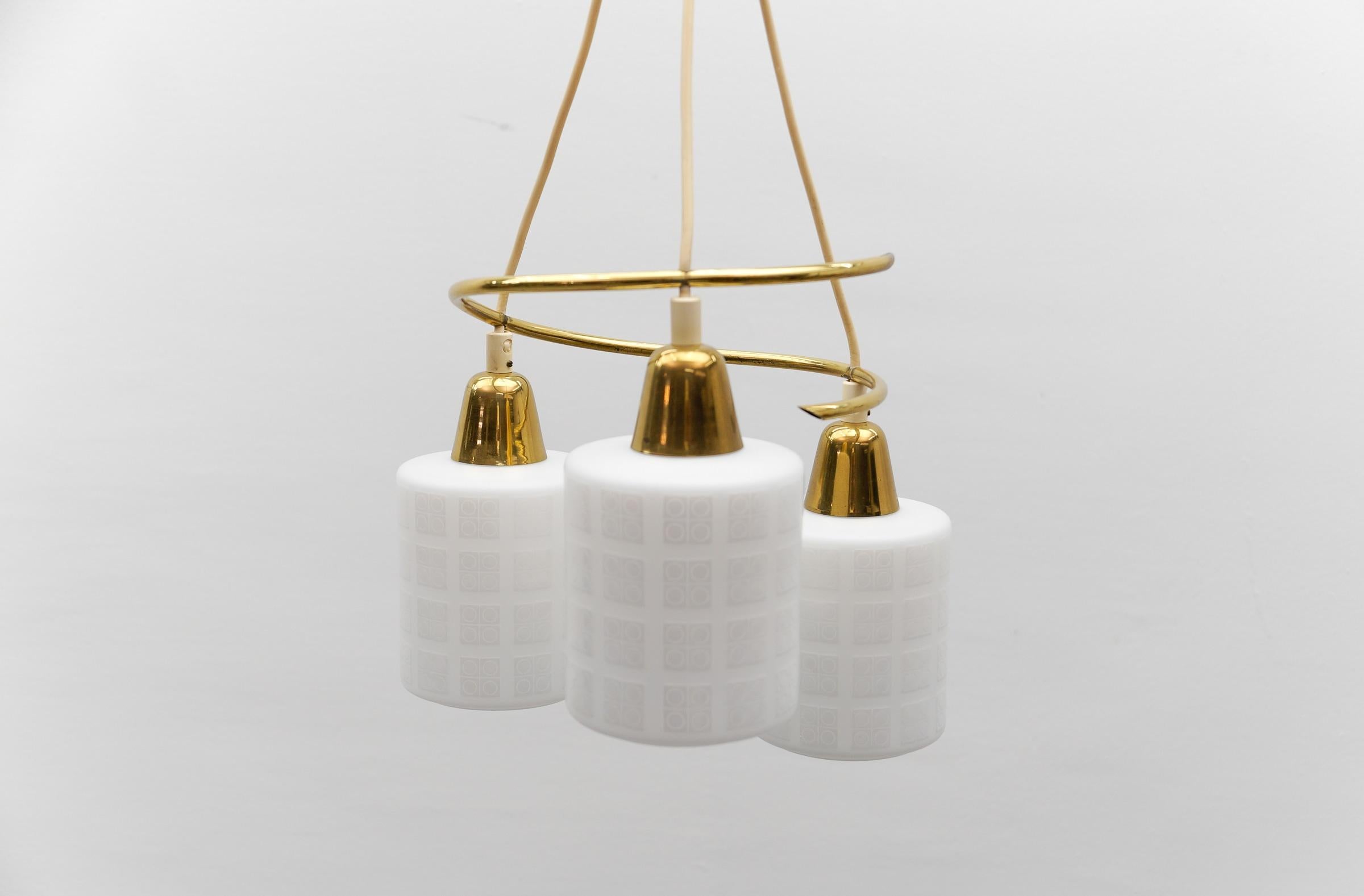 Moderne Pendelleuchte aus Messing und Opalglas, 1950er Jahre (Mitte des 20. Jahrhunderts) im Angebot