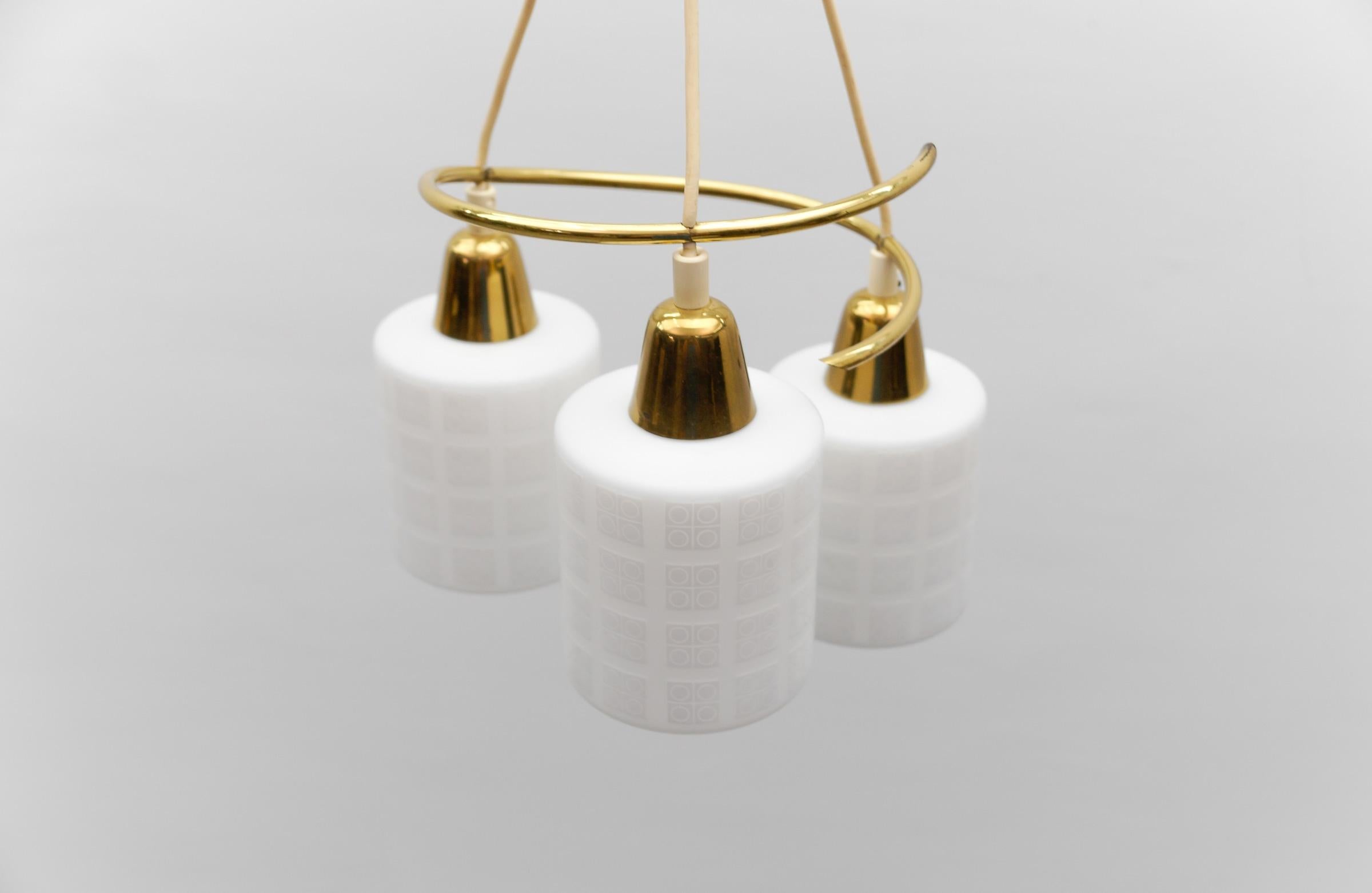 Moderne Pendelleuchte aus Messing und Opalglas, 1950er Jahre im Angebot 1