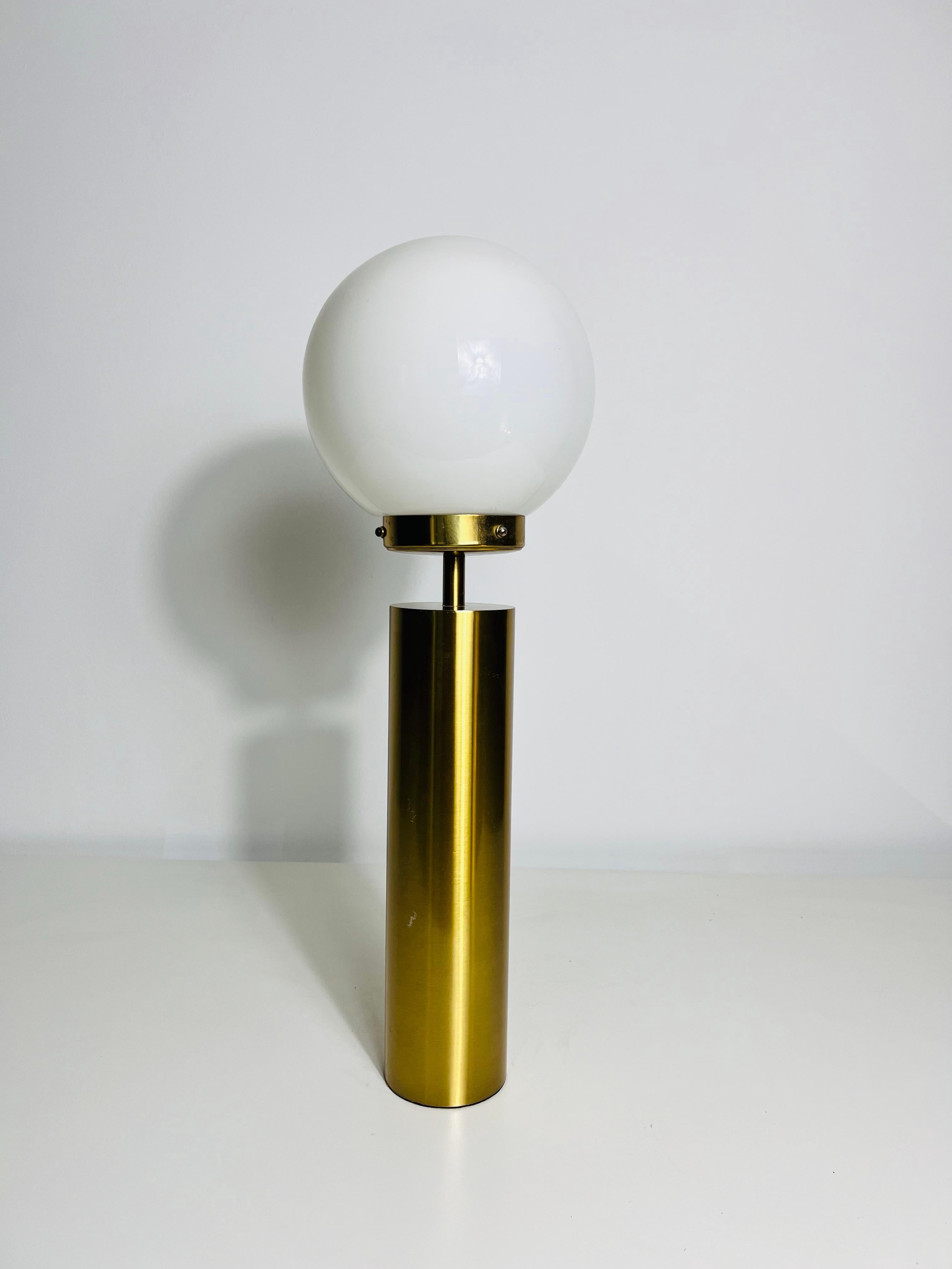 Lámpara de sobremesa moderna de mediados de siglo de latón y cristal opal, Alemania, años 60 Bauhaus en venta