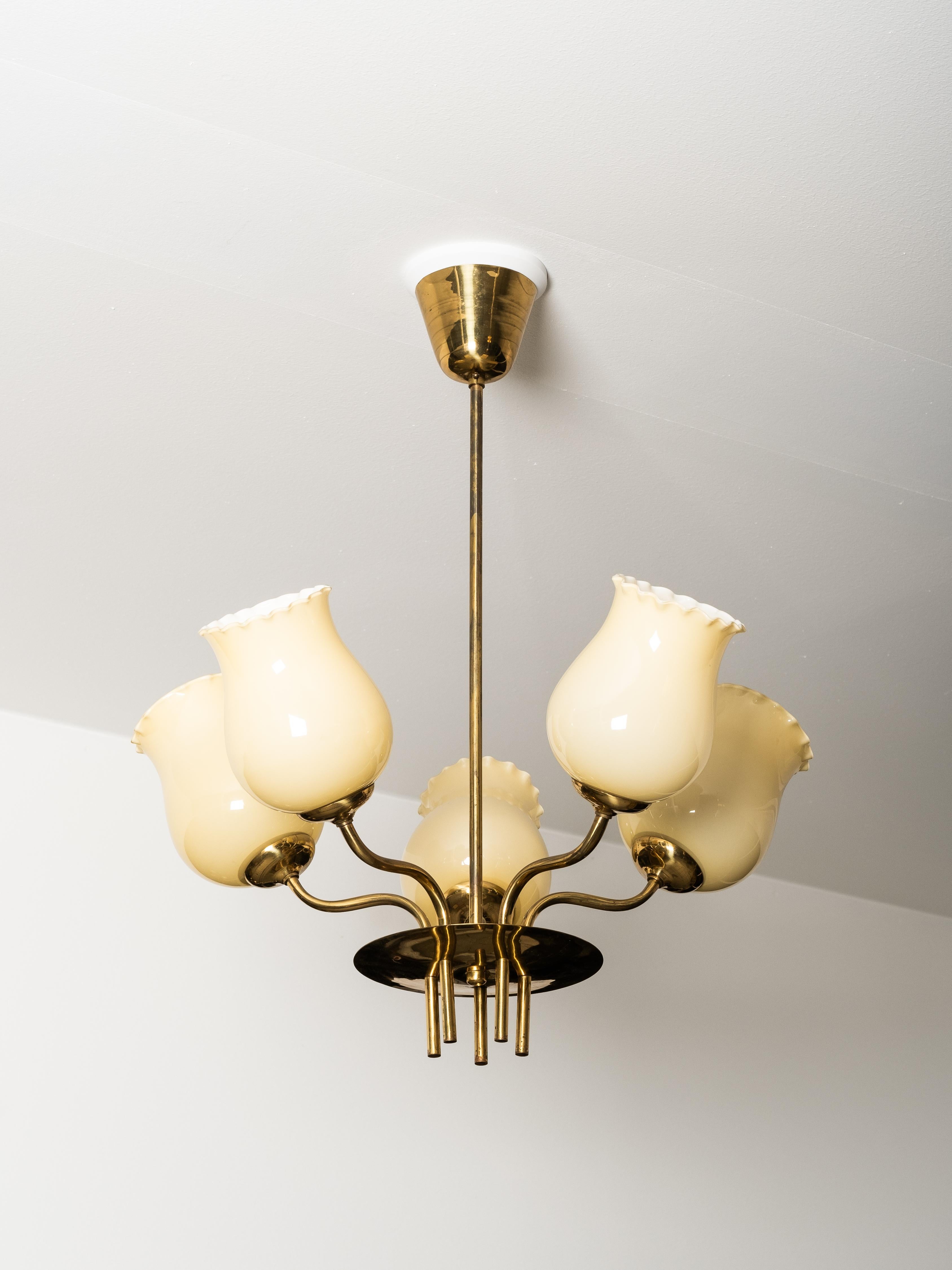 Lampadario moderno di metà secolo in ottone e vetro opalino di Itsu, Finlandia, anni '50 in vendita 4
