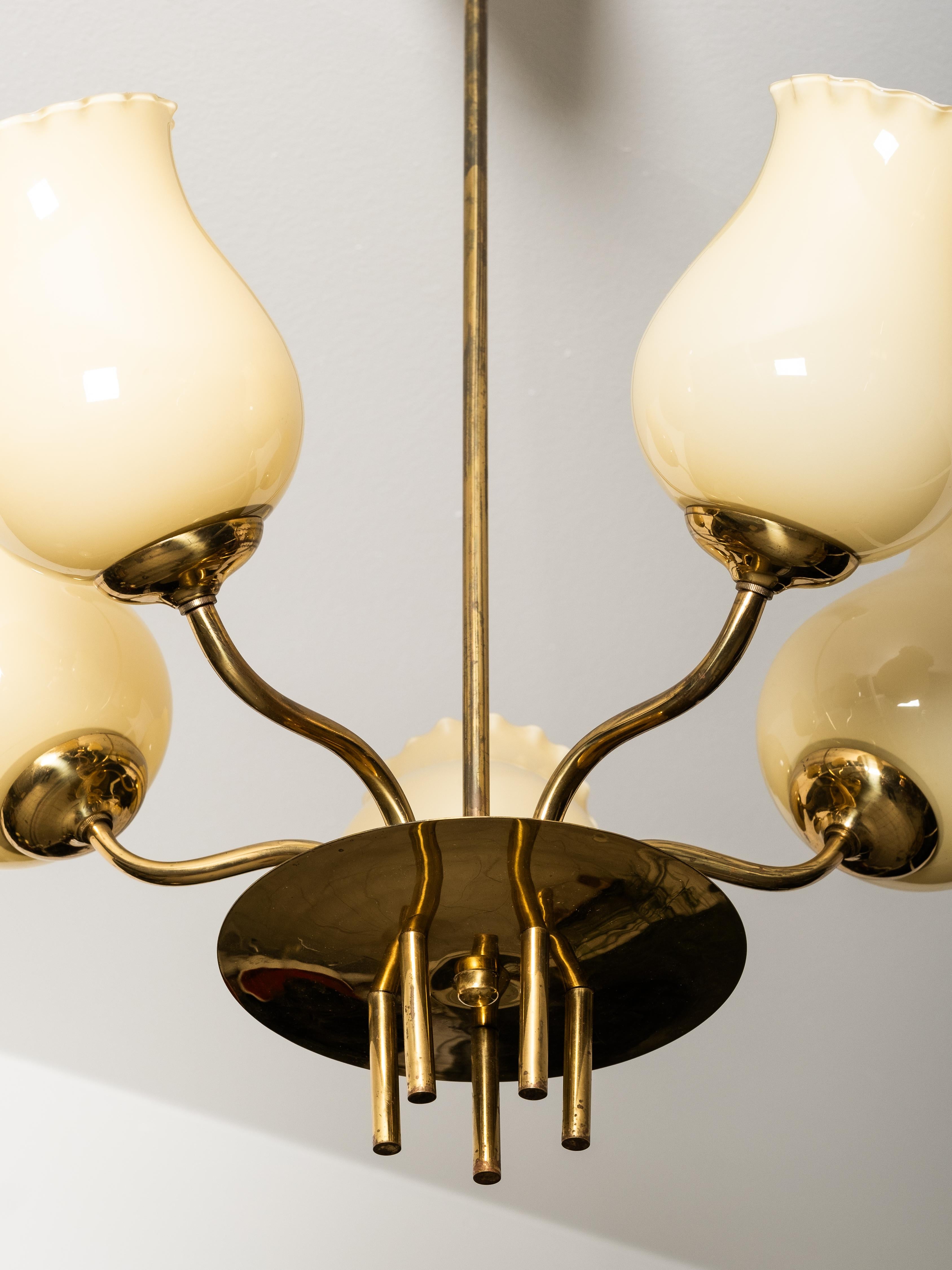 Lampadario moderno di metà secolo in ottone e vetro opalino di Itsu, Finlandia, anni '50 in vendita 5