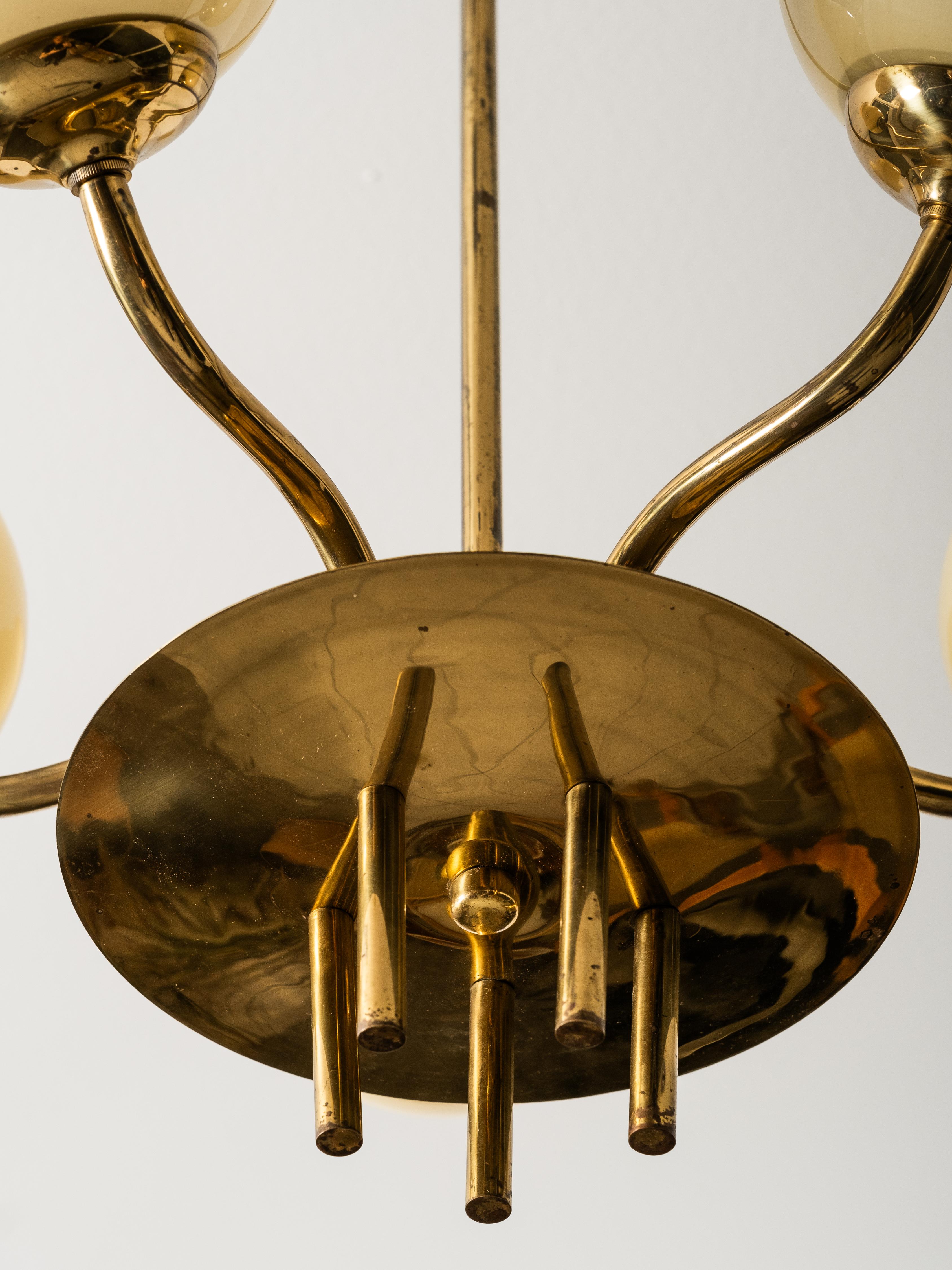 Lampadario moderno di metà secolo in ottone e vetro opalino di Itsu, Finlandia, anni '50 in vendita 6