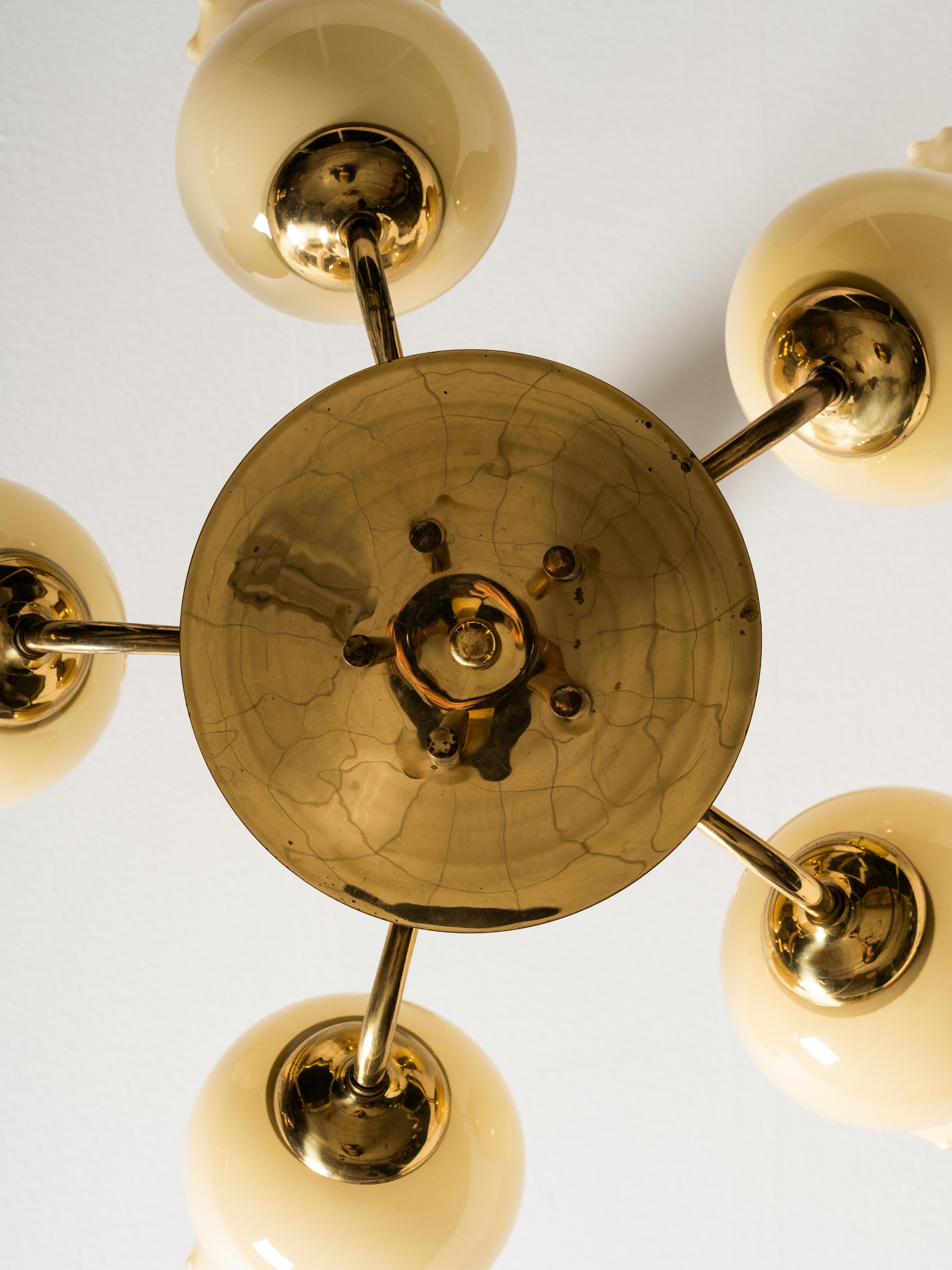 Lampadario moderno di metà secolo in ottone e vetro opalino di Itsu, Finlandia, anni '50 in vendita 8