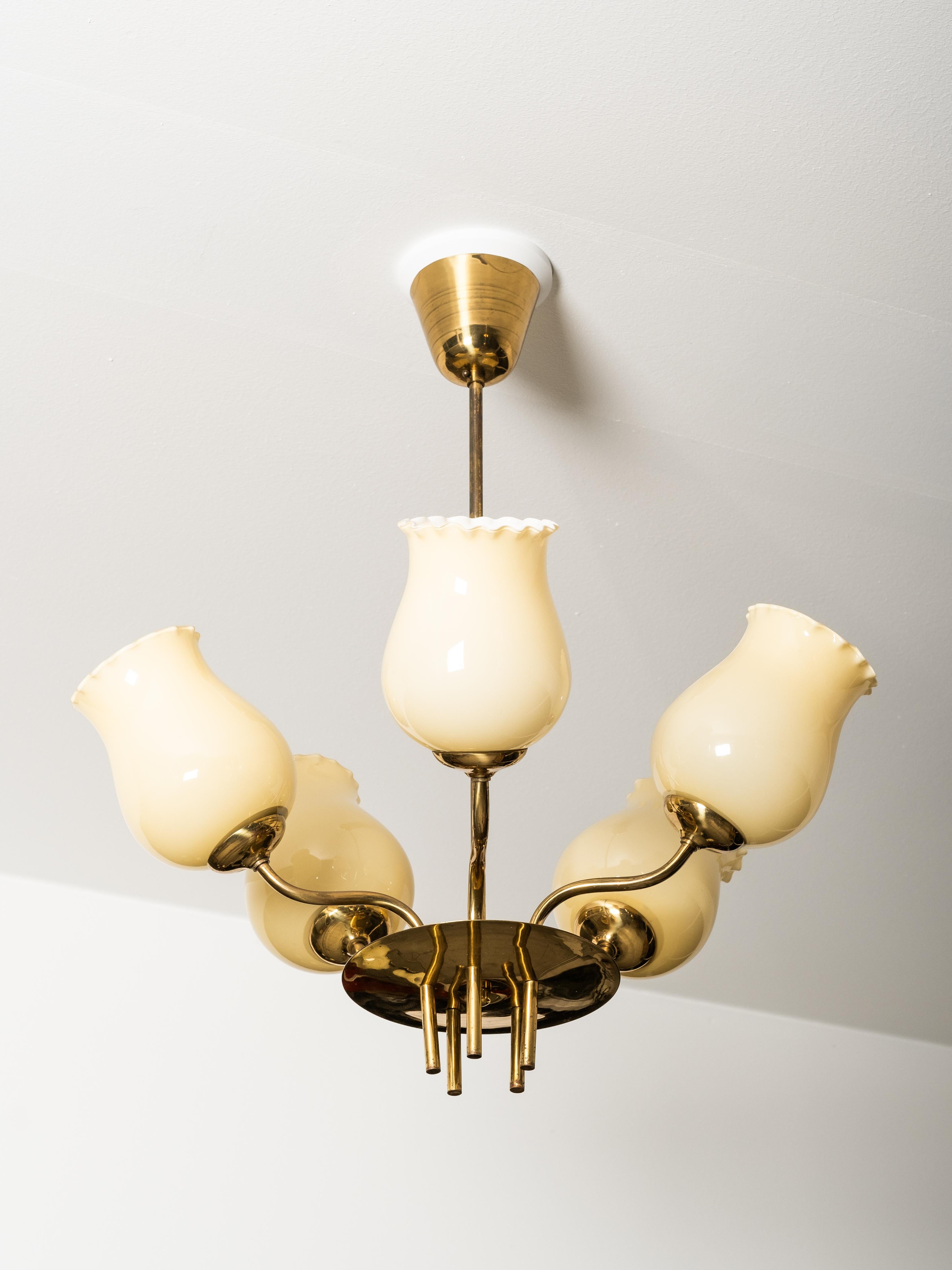 Lampadario moderno di metà secolo in ottone e vetro opalino di Itsu, Finlandia, anni '50 in vendita 9